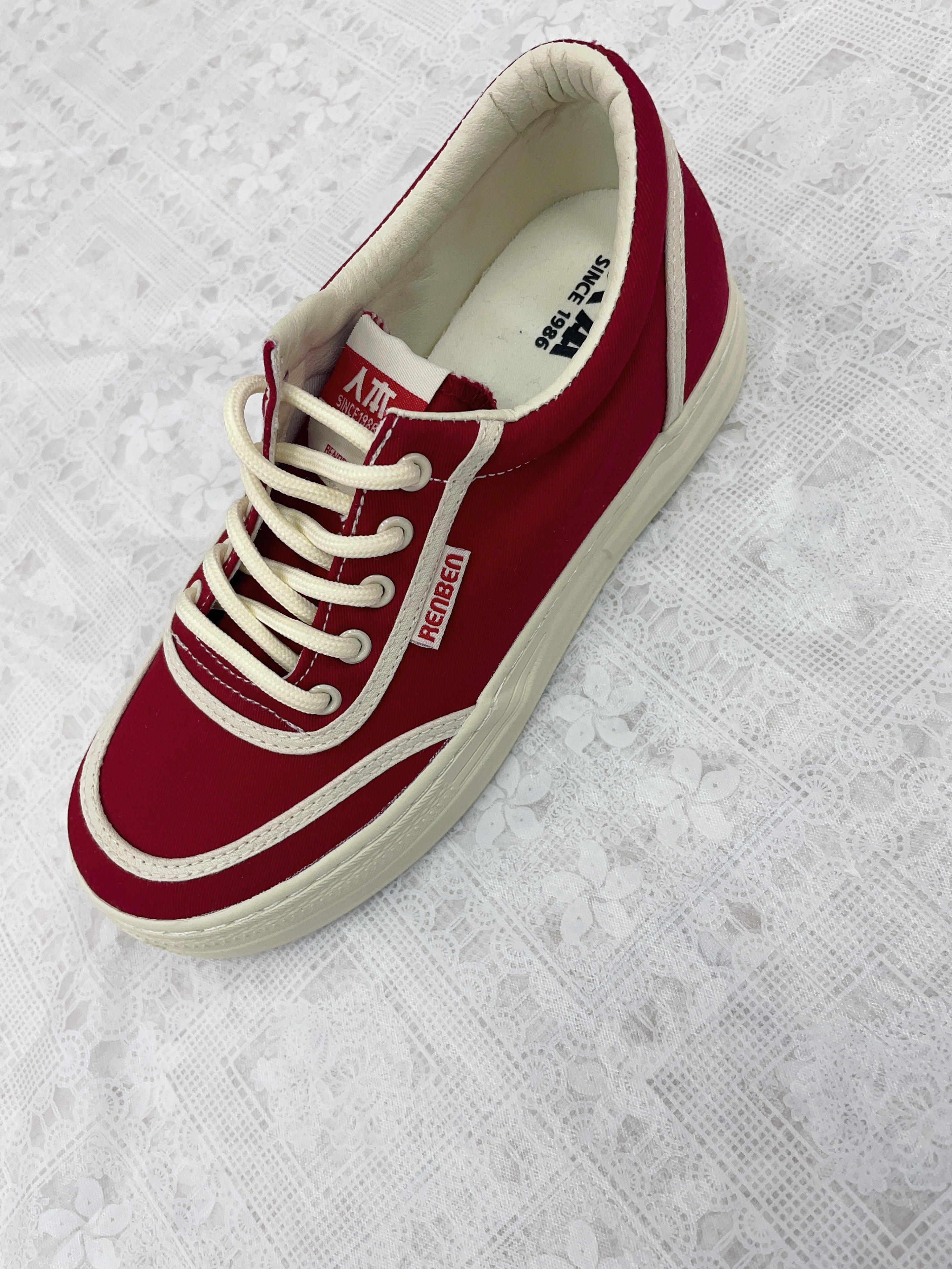 Human-shaped insole height-increasing canvas shoes Application Scenario
