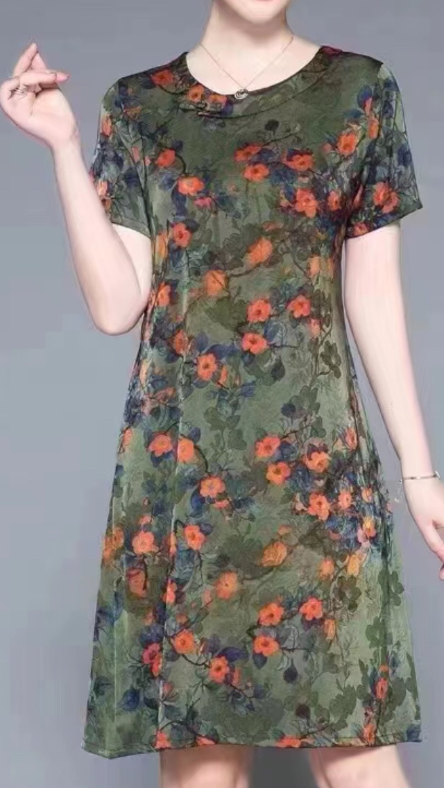 Summer women's dress and silk-like dress for middle-aged and elderly people Application Scenario