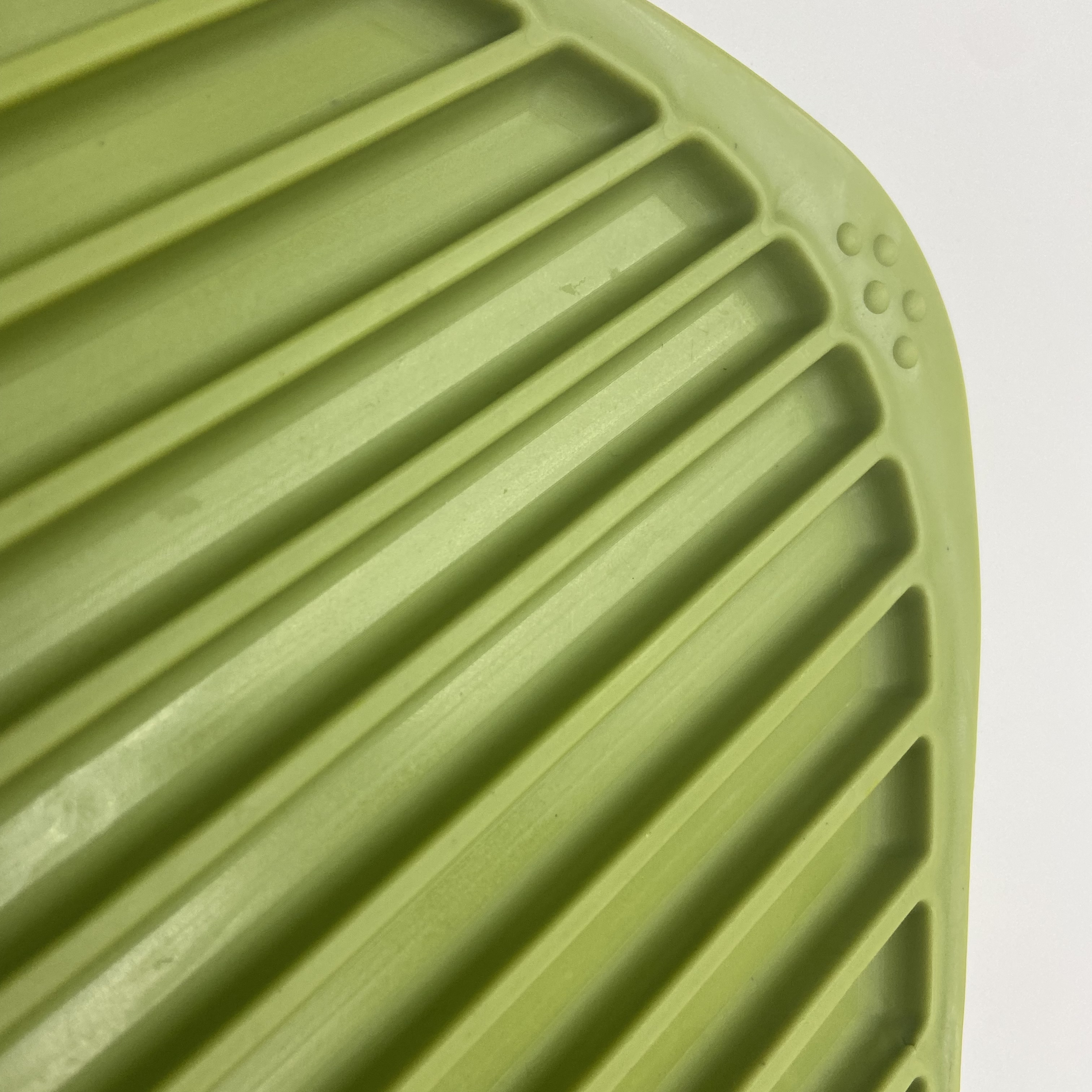 Kitchen anti-stain and water-draining mat, multi-functional anti-scald and heat-insulating mat, basin, bowl and cup mat, silicone water-draining mat, anti-slip cup mat Application Scenario