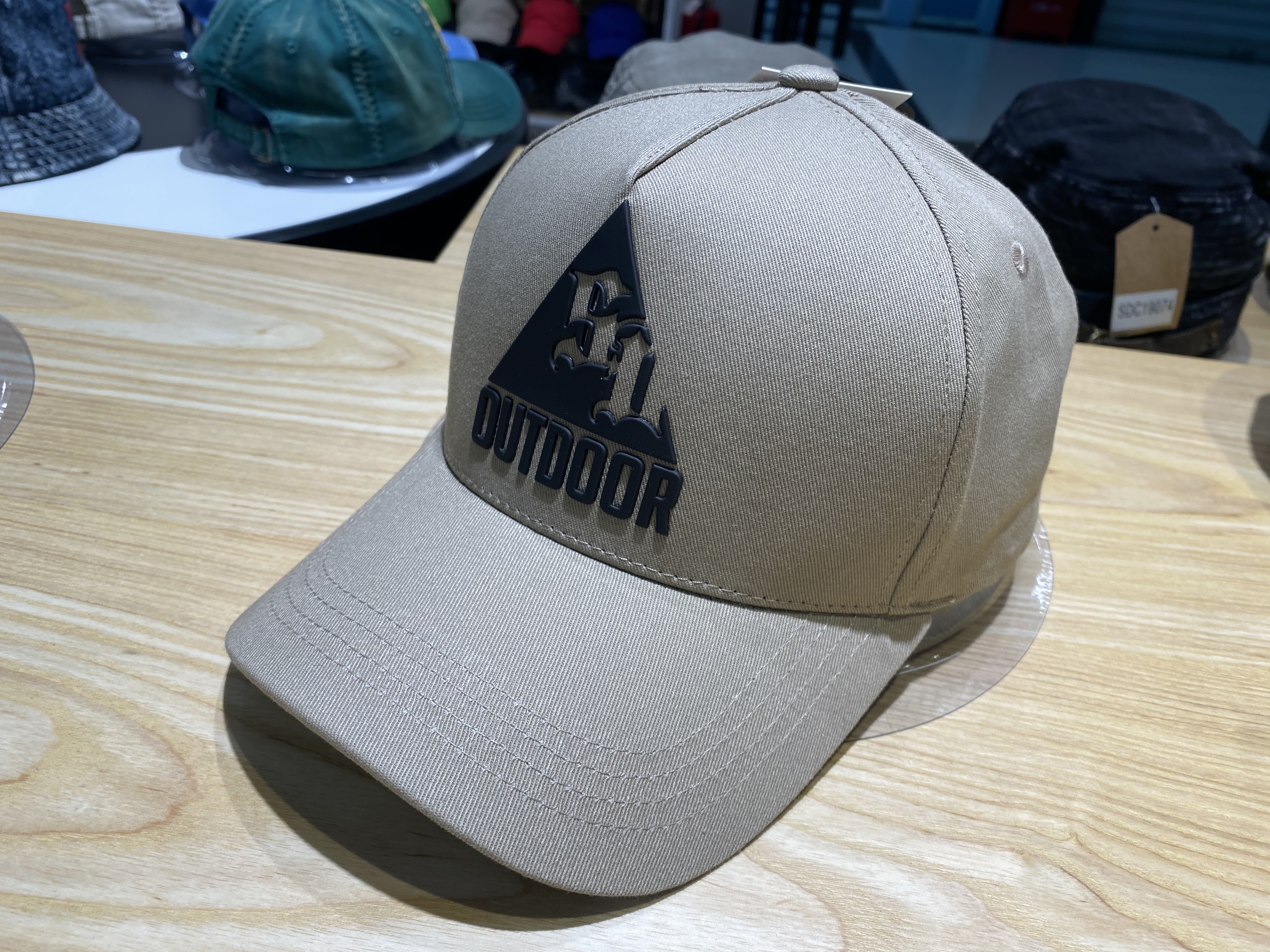 A hard-lined rubber seal 5-piece baseball cap with a stylish sun visor Specification image