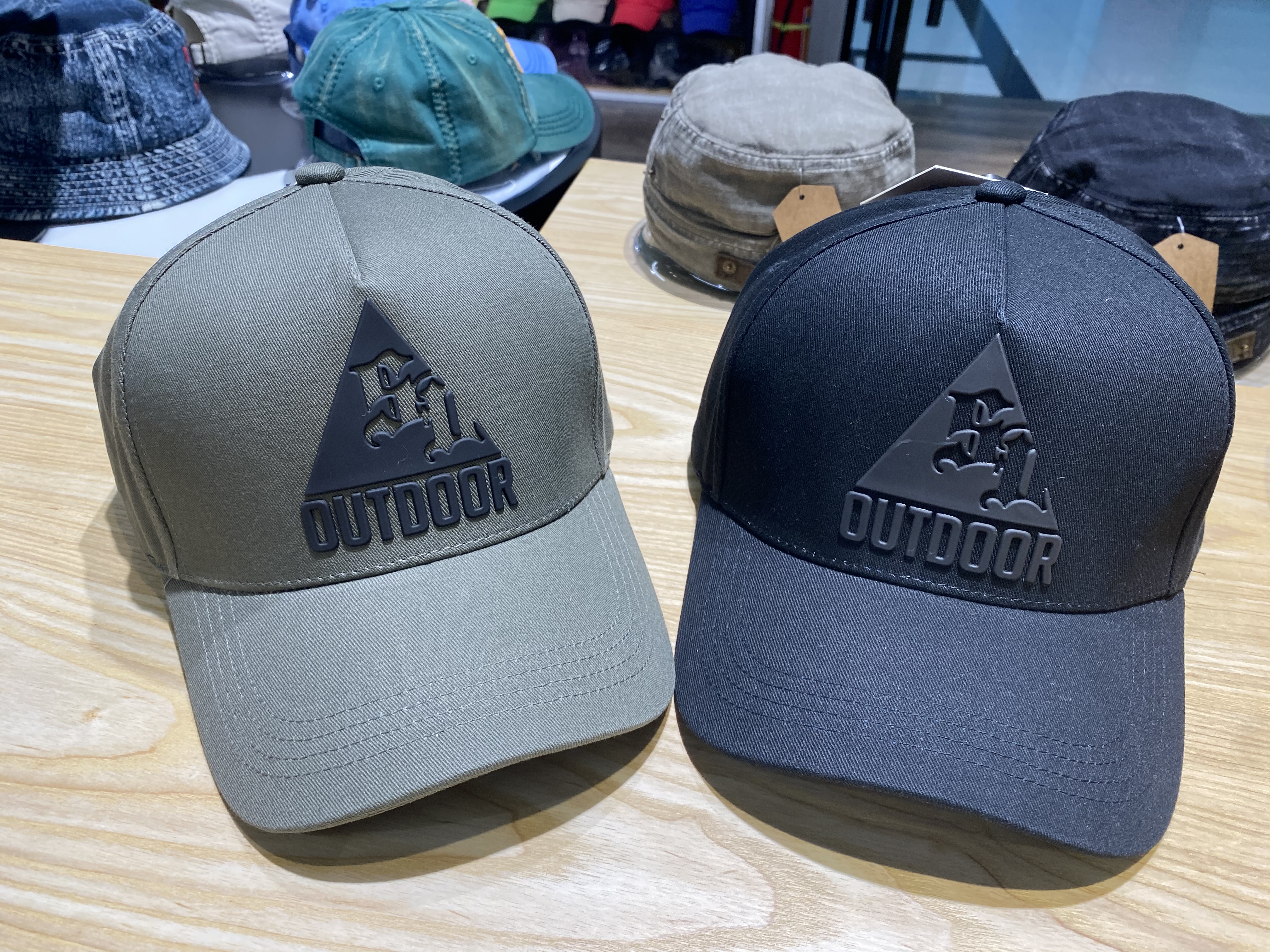 A hard-lined rubber seal 5-piece baseball cap with a stylish sun visor details Picture