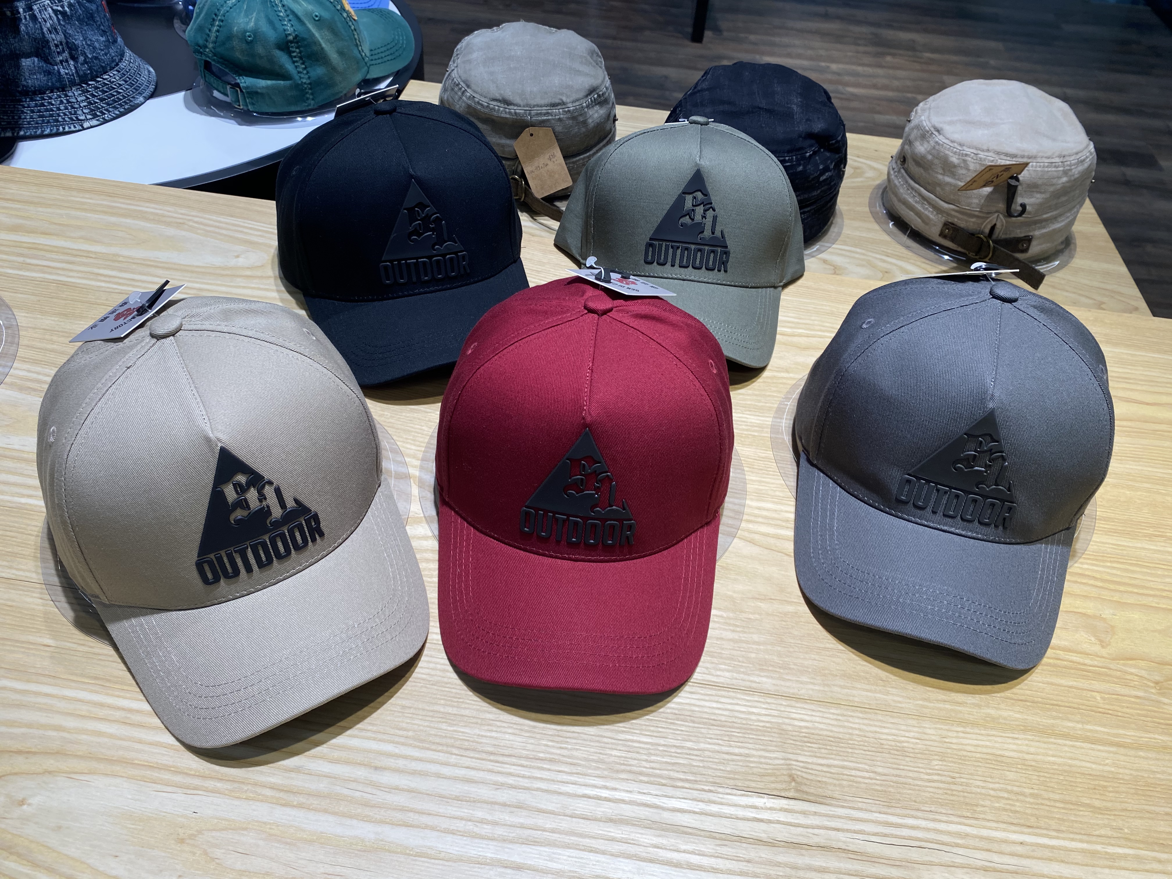 A hard-lined rubber seal 5-piece baseball cap with a stylish sun visor