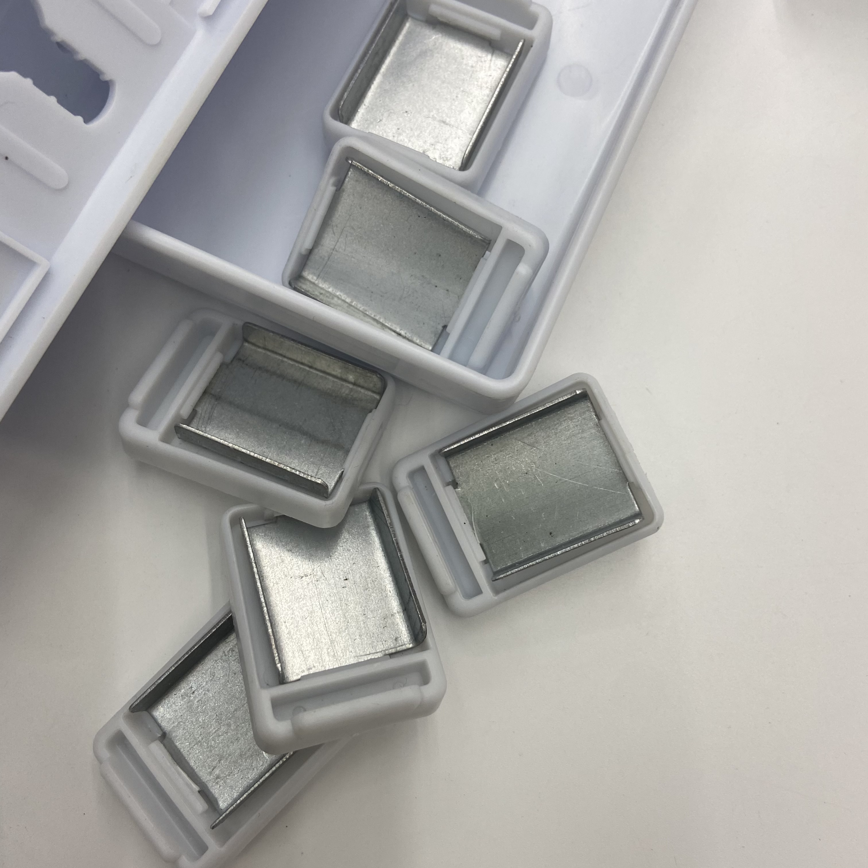 Bathroom and kitchen wall-mounted storage boxes without drilling holes, kitchen and bathroom storage racks Application Scenario