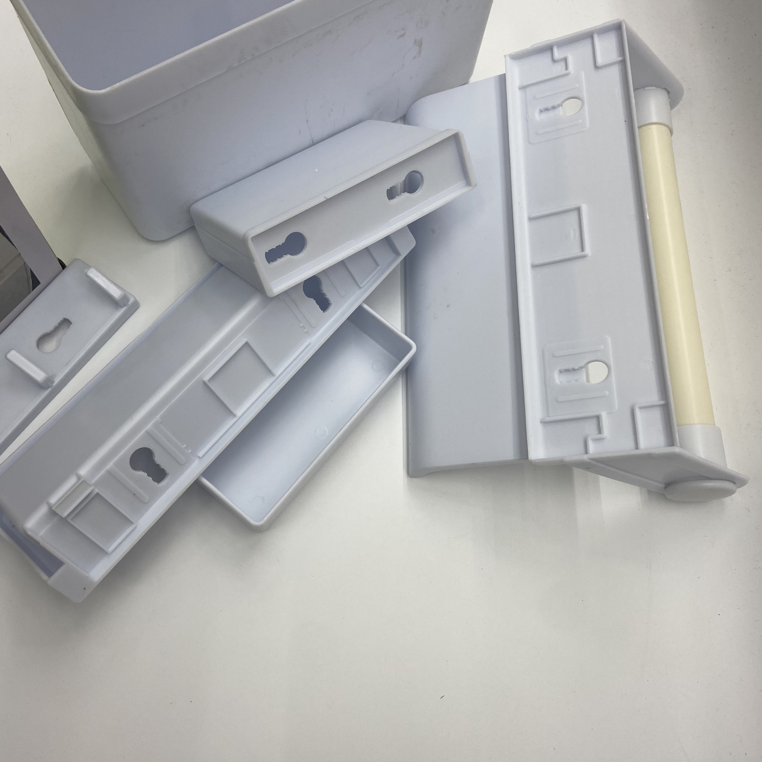 Bathroom and kitchen wall-mounted storage boxes without drilling holes, kitchen and bathroom storage racks Application Scenario
