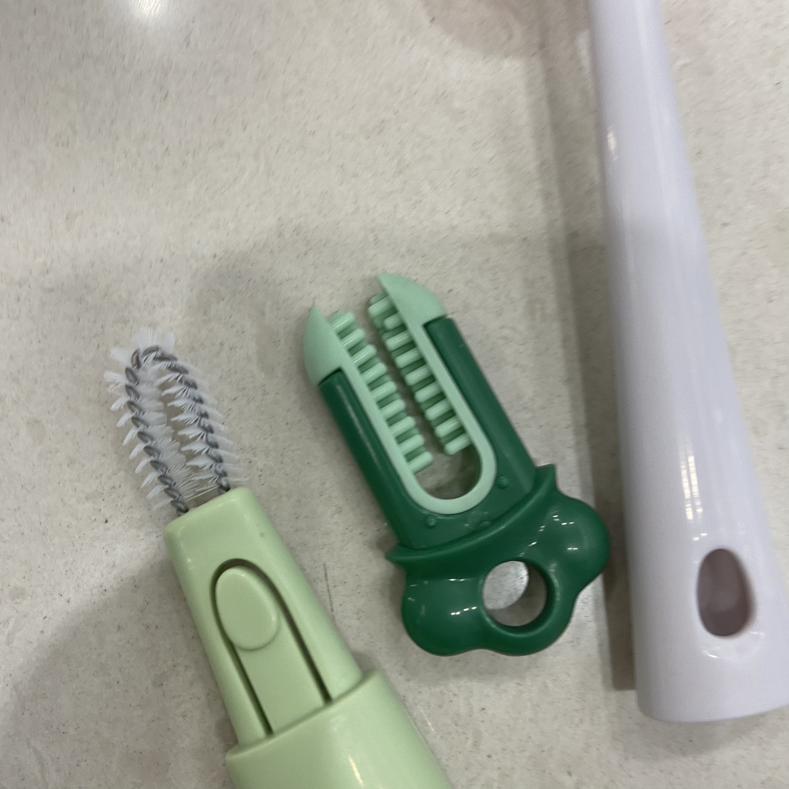 Three-in-one cup brush, cute radish brush, household extended bottle brush, cleaning brush, kitchen cup cleaning Application Scenario