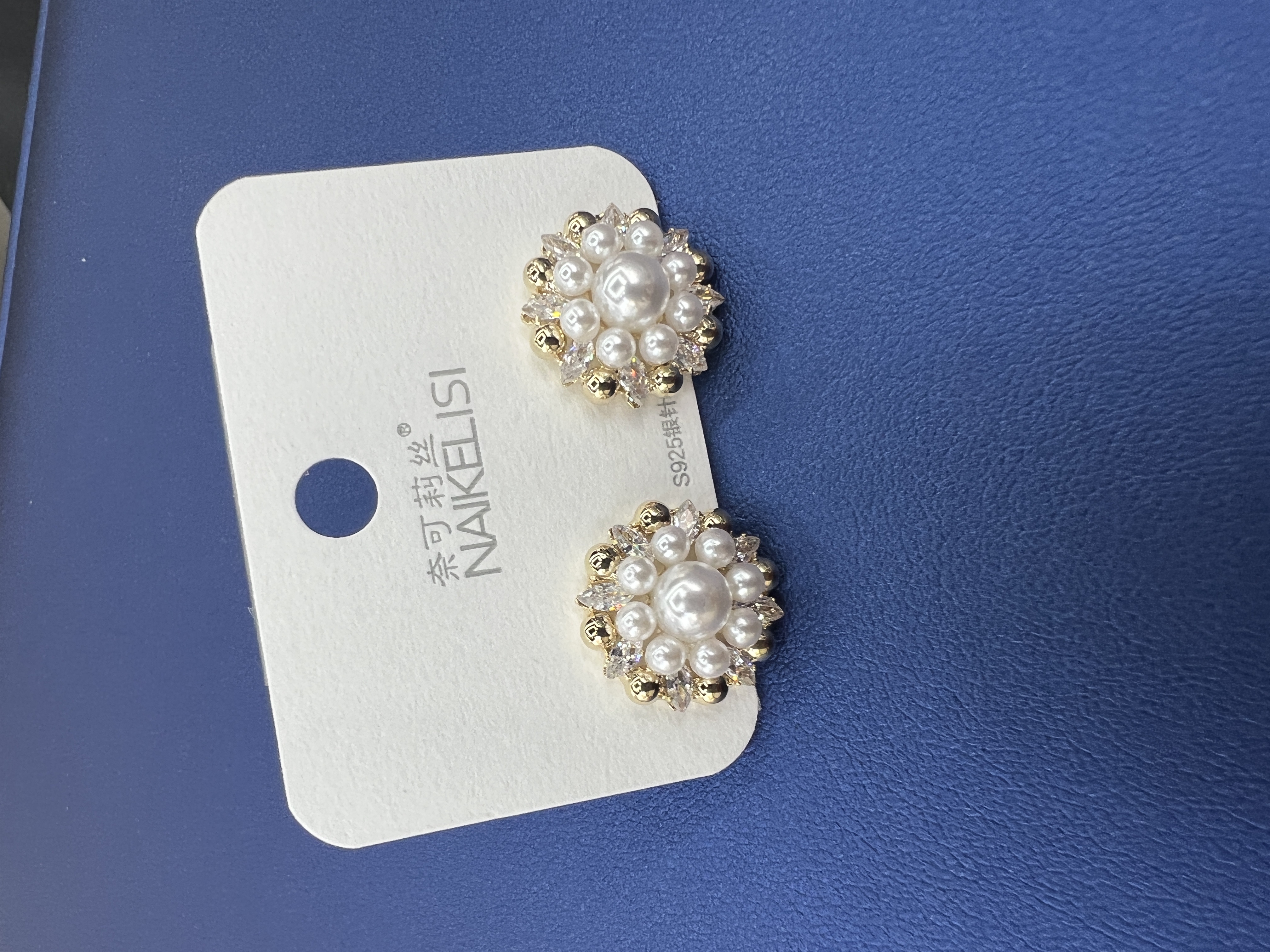 Fashionable pearls + pearl stud earrings details Picture