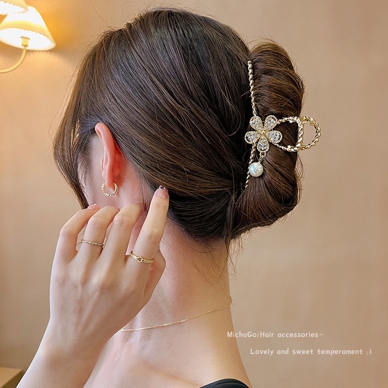 Pearl tassel flower metal clip, women's back head coil hair clip, large shark clip, elegant hair clip, head accessory, national trend series Application Scenario