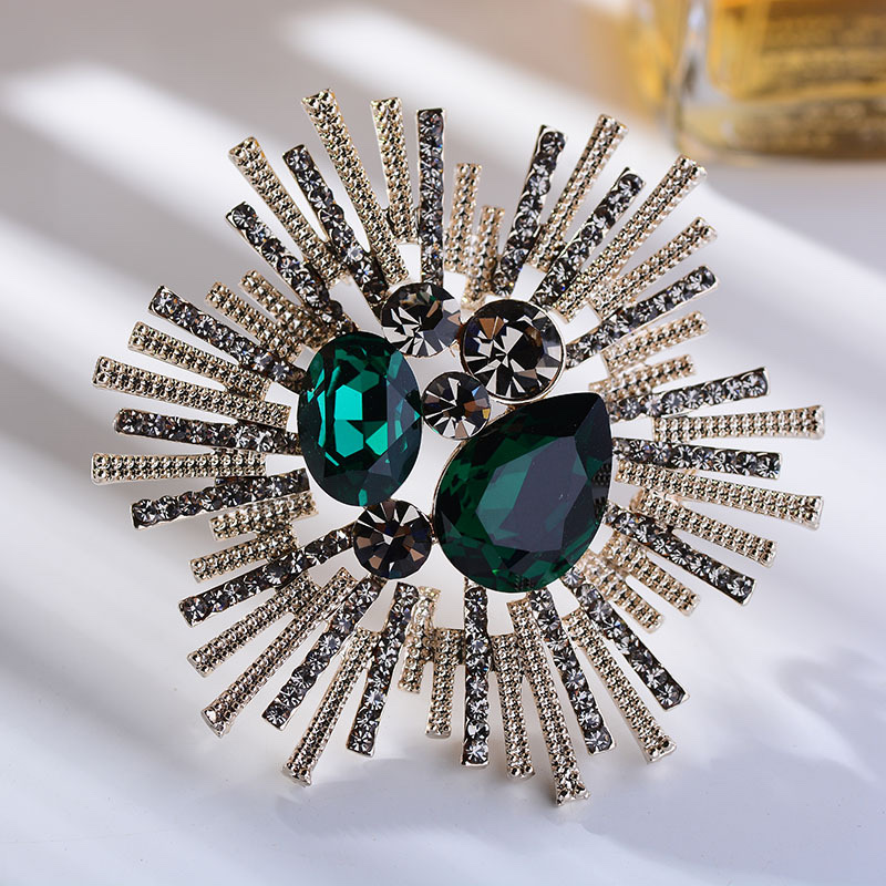 052 050 Korean style fashionable and elegant snowflake trendy European and American style round brooch cute and simple individual style fashionable and cute women's accessory clothing accessory brooch Application Scenario