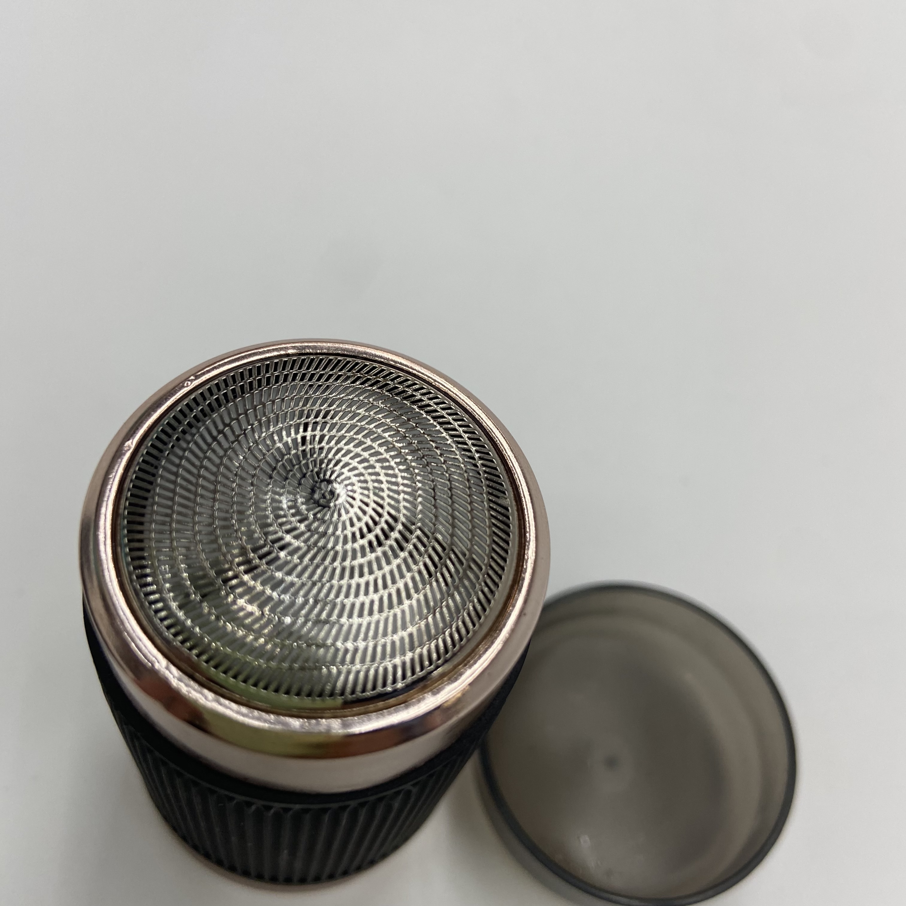 电动剃须刀实物图