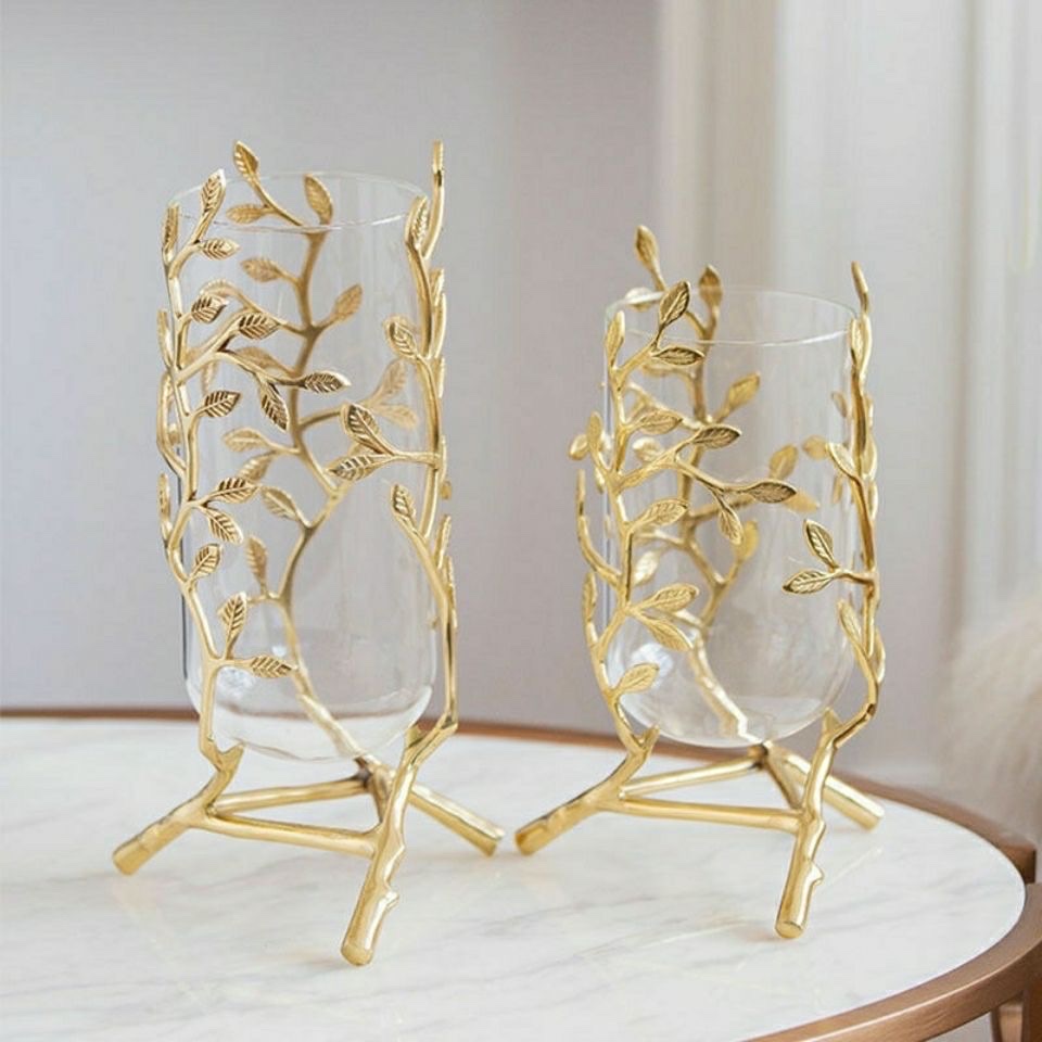 A water-storing flower vase decorative item