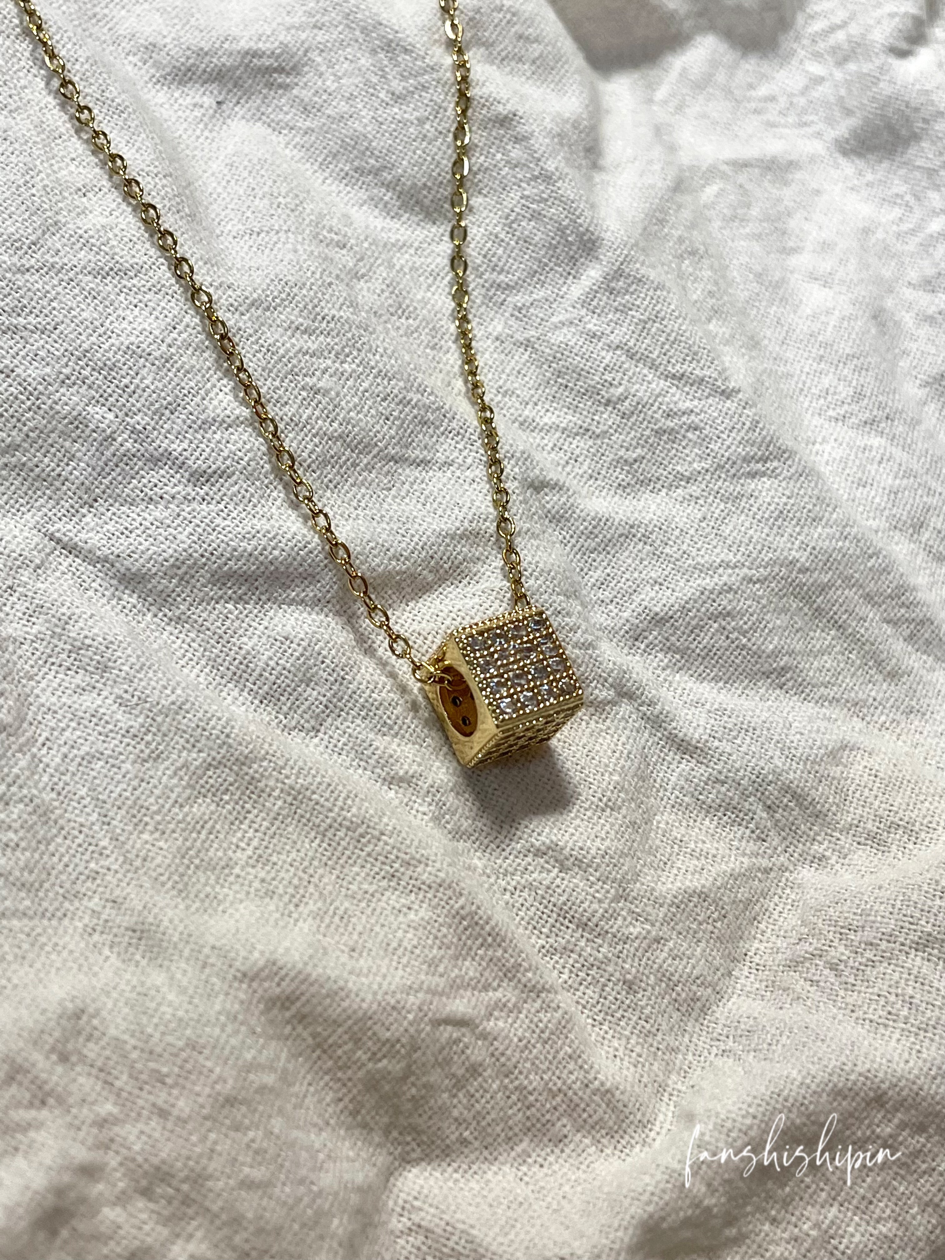 高级感简约小蛮腰钛钢铜吊坠项链轻奢小众锁骨链2023年新款女韩国气质配饰