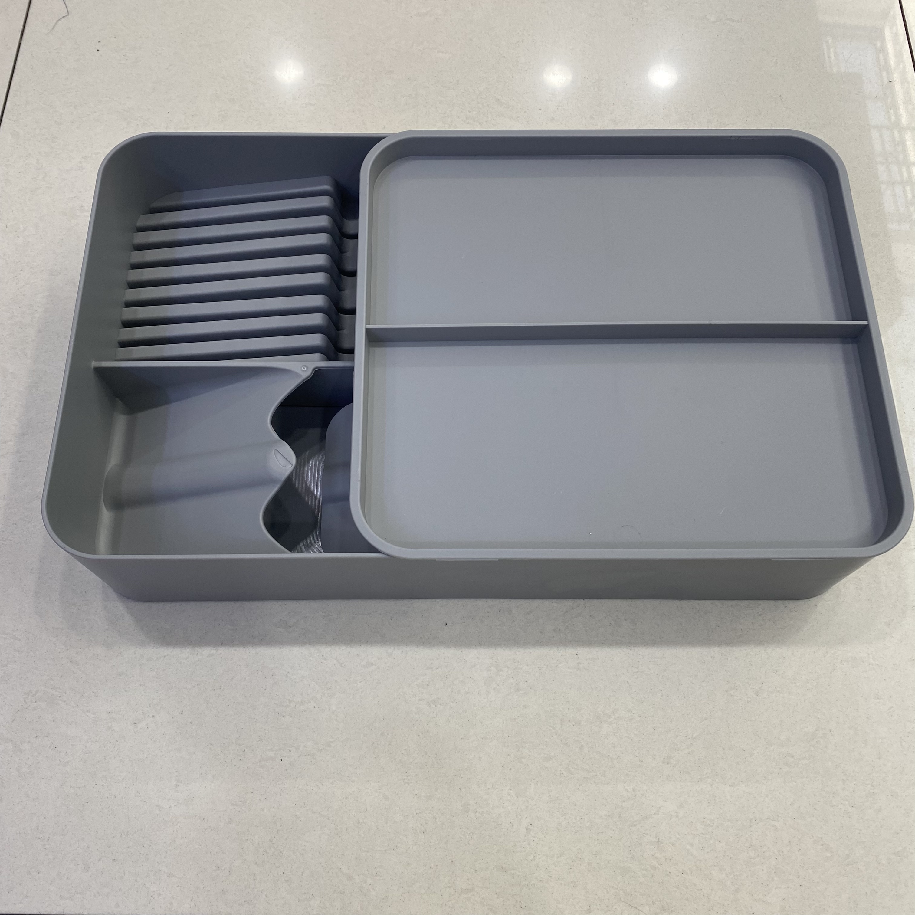 Kitchen drawer, knife and fork storage box, tray, tableware, spoon, knife and fork separator and organizer Application Scenario