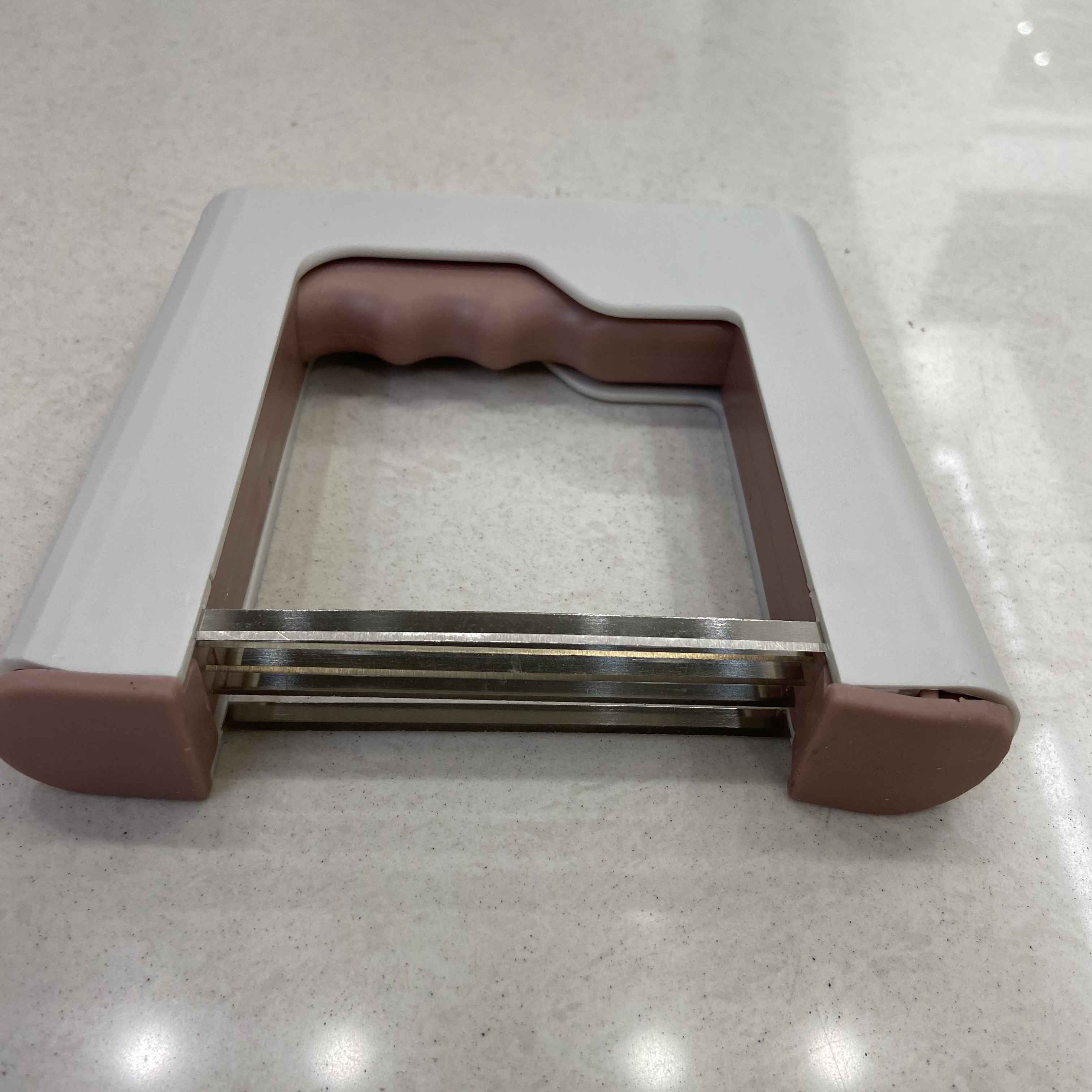 Handle-type vegetable cutter, potato slicer, kitchen household vegetable cutter, small kitchen tool Application Scenario