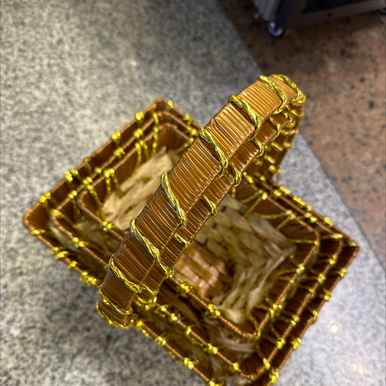 Pure hand-woven flower baskets made of simulated PP material, warm home decoration items