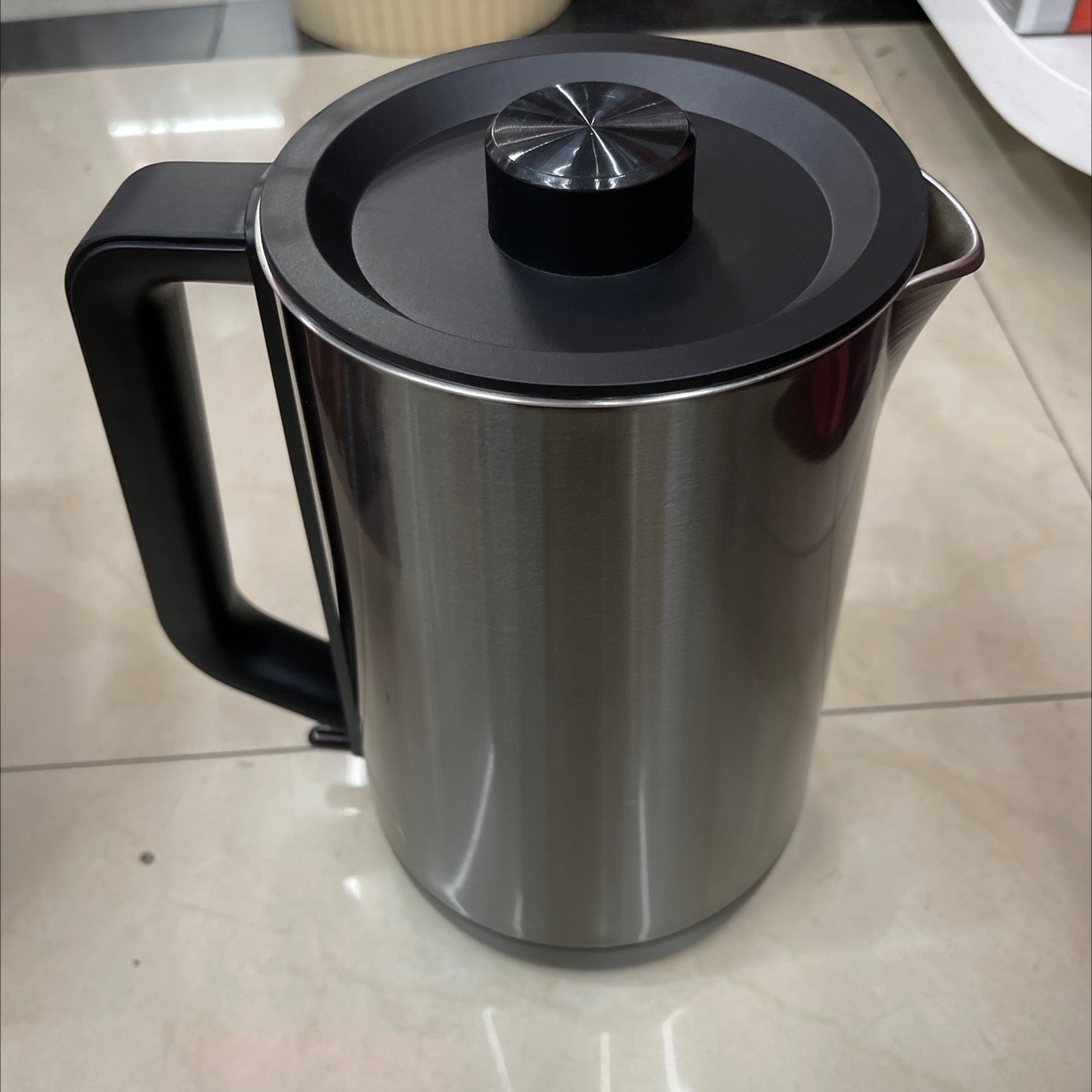 The FA2588 high-quality household electric kettle is a kitchenware with high power and fast water boiling