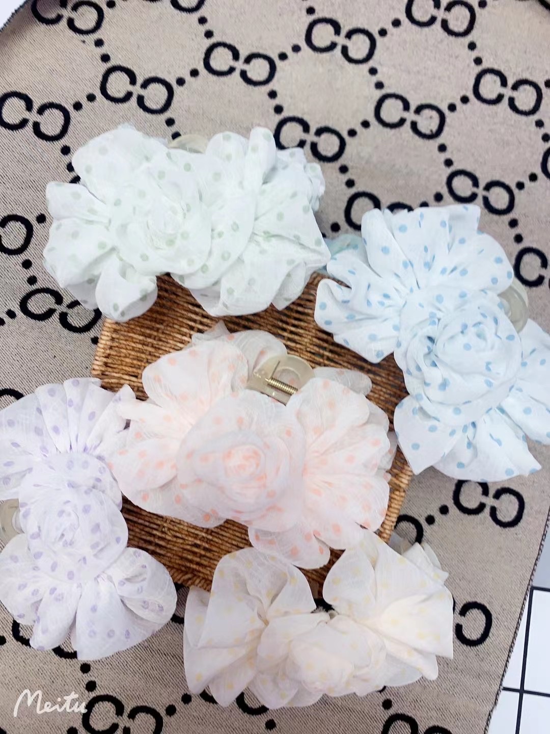 Korean-style fashionable and elegant grabber, handcrafted, 13 cm large grabber Application Scenario