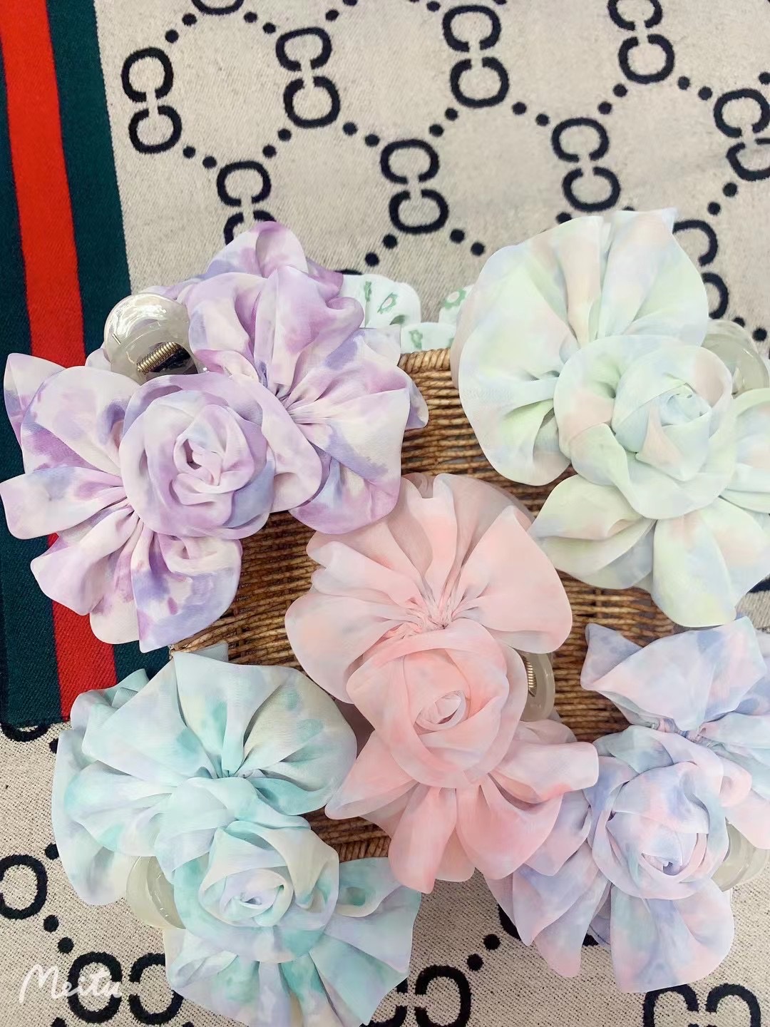 Korean-style tie-dye fashion trend, elegant and stylish grabber, handcrafted, 13 cm large grabber Application Scenario