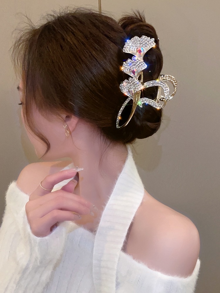 The new diamond-encrusted ginkgo leaf geometric hair clip features a stylish design for the back of the head. It is a fashionable metal hair clip accessory in the women's national trend series Specification image