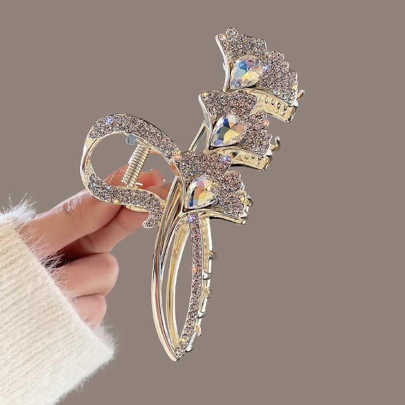 The new diamond-encrusted ginkgo leaf geometric hair clip features a stylish design for the back of the head. It is a fashionable metal hair clip accessory in the women's national trend series Application Scenario