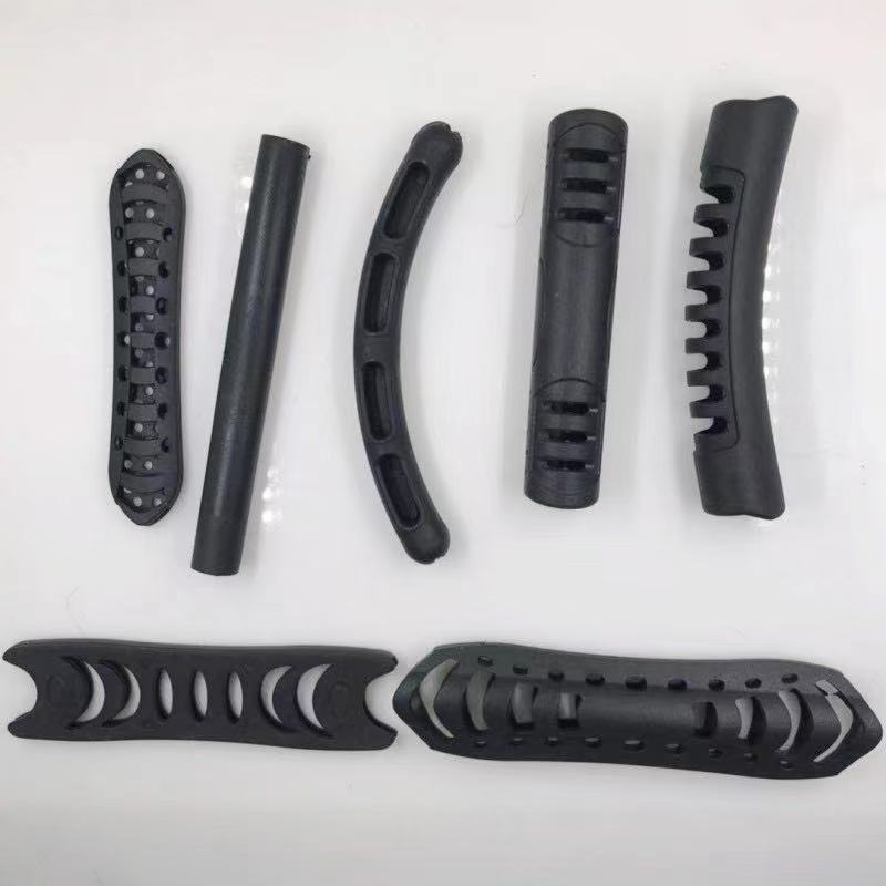وتحمل اليد حقيبة الظهر حقيبة ظهرية، وتحمل يدها حاملة بلاستيكية من طراز PVC وتحملها يد فارغة details Picture