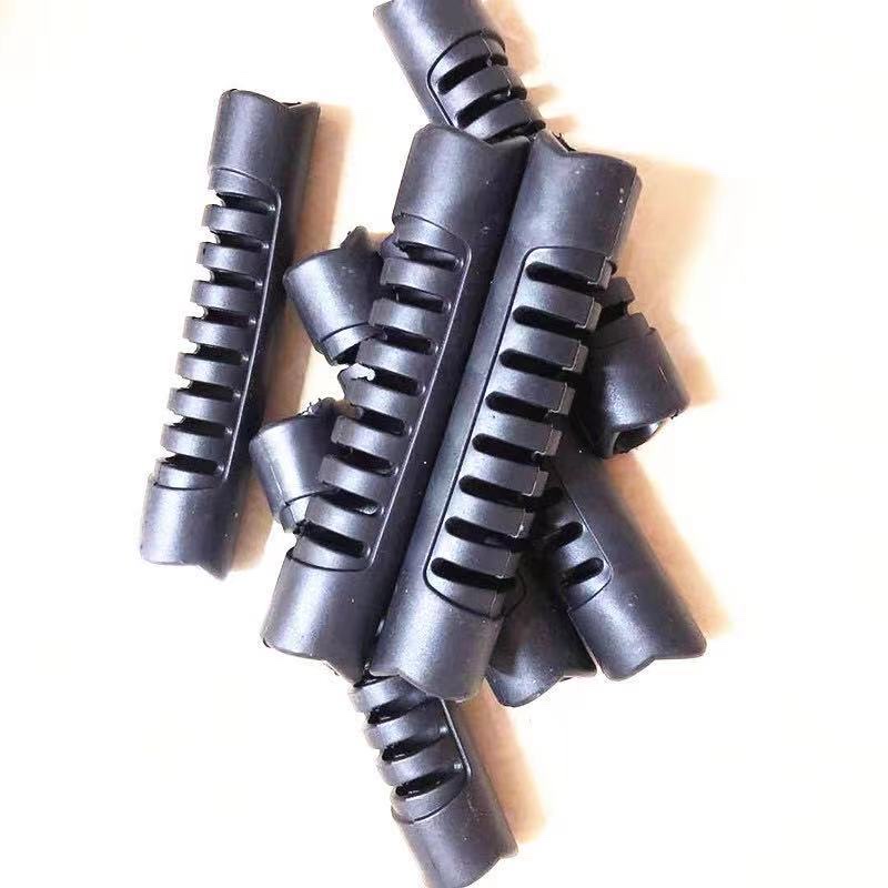 وتحمل اليد حقيبة الظهر حقيبة ظهرية، وتحمل يدها حاملة بلاستيكية من طراز PVC وتحملها يد فارغة Specification image