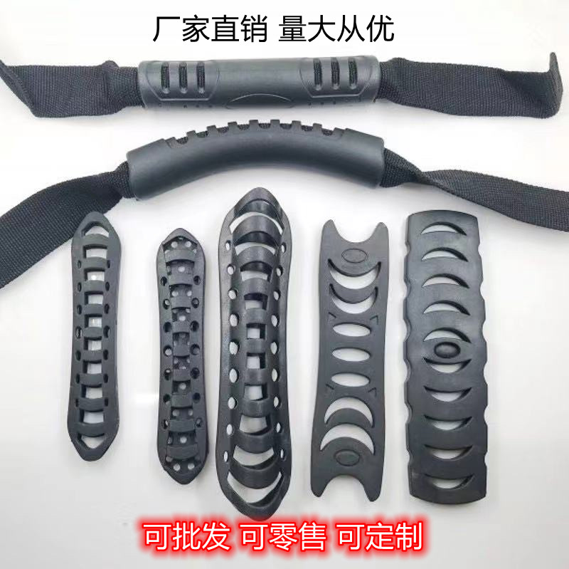 وتحمل اليد حقيبة الظهر حقيبة ظهرية، وتحمل يدها حاملة بلاستيكية من طراز PVC وتحملها يد فارغة