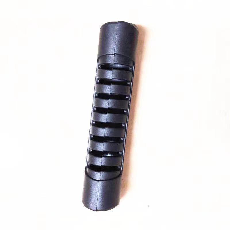 وتحمل اليد حقيبة الظهر حقيبة ظهرية، وتحمل يدها حاملة بلاستيكية من طراز PVC وتحملها يد فارغة Item Picture