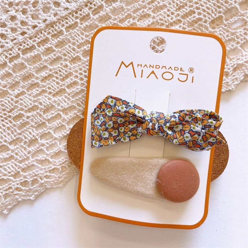 Korean early autumn sweet milk coffee bow hair clips, children's fabric BB clips, cute 5-petal flower-filled cotton girls' hair strings Application Scenario