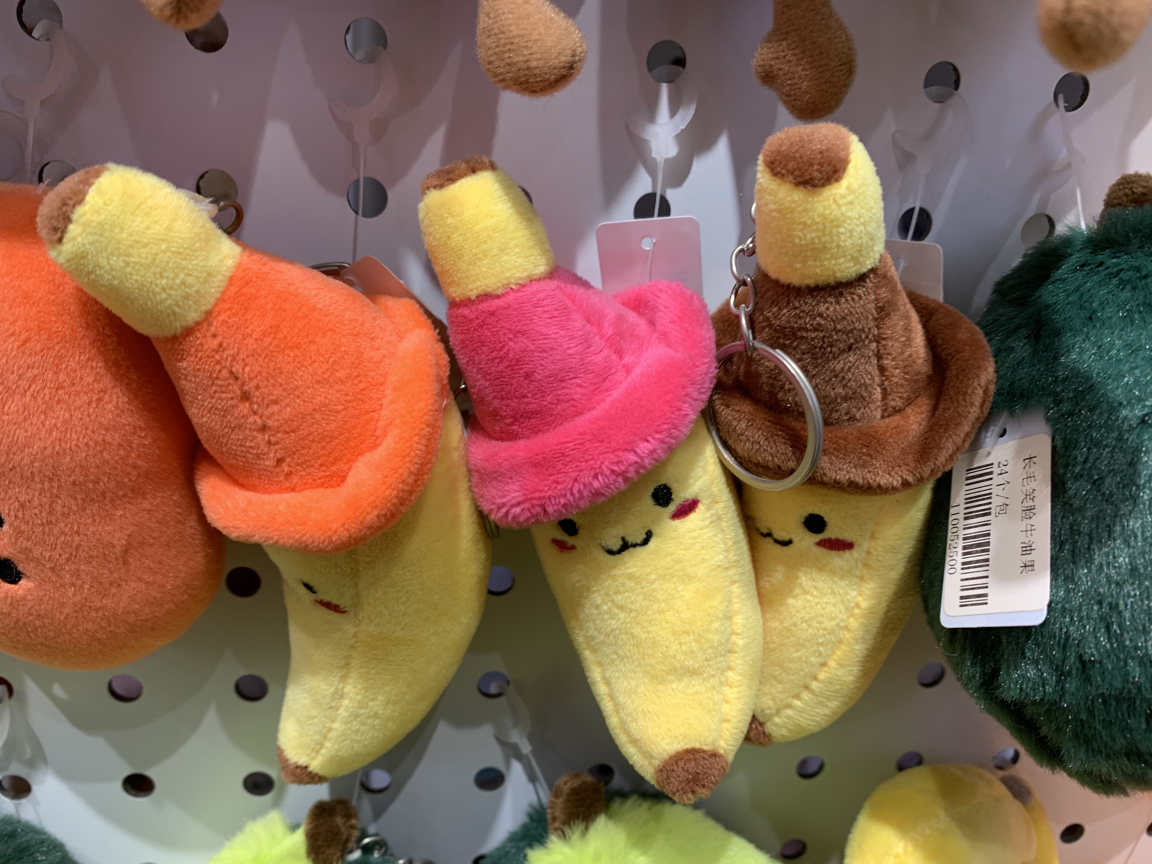 Plush pendants with smiling faces on all four sides, cherry keychains, banana and strawberry fruit series, mini claw dolls, Douyin live streaming on Amazon Application Scenario