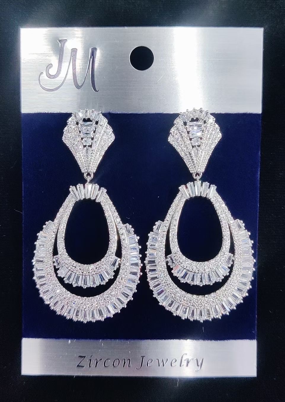 Super sparkling silver needle zircon crystal long tassel stud earrings, versatile for women, bridal gowns, and long earrings for dinner parties