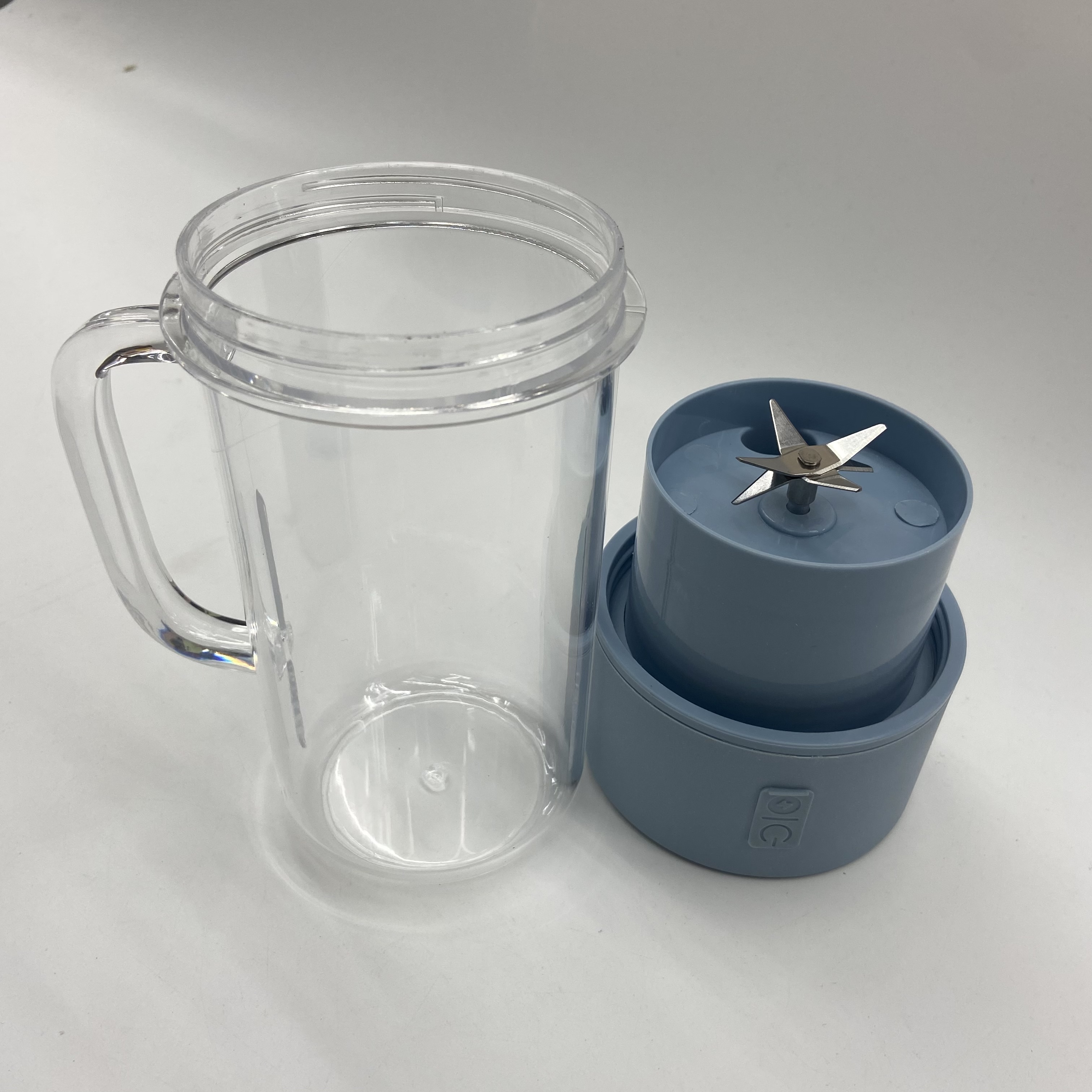 Small portable juicer, electric mini juicer, fruit juice milkshake blender Application Scenario