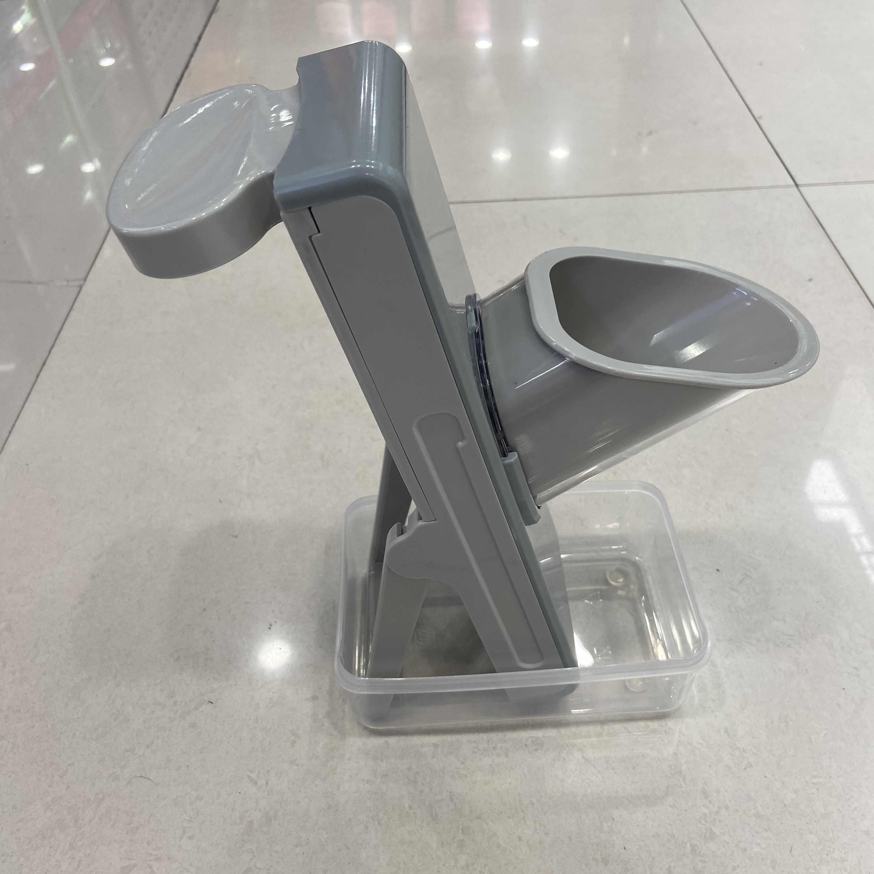 A household kitchen stainless steel hand-friendly fruit and vegetable shredder, slicer, and multi-functional vegetable cutter with adjustable function Application Scenario