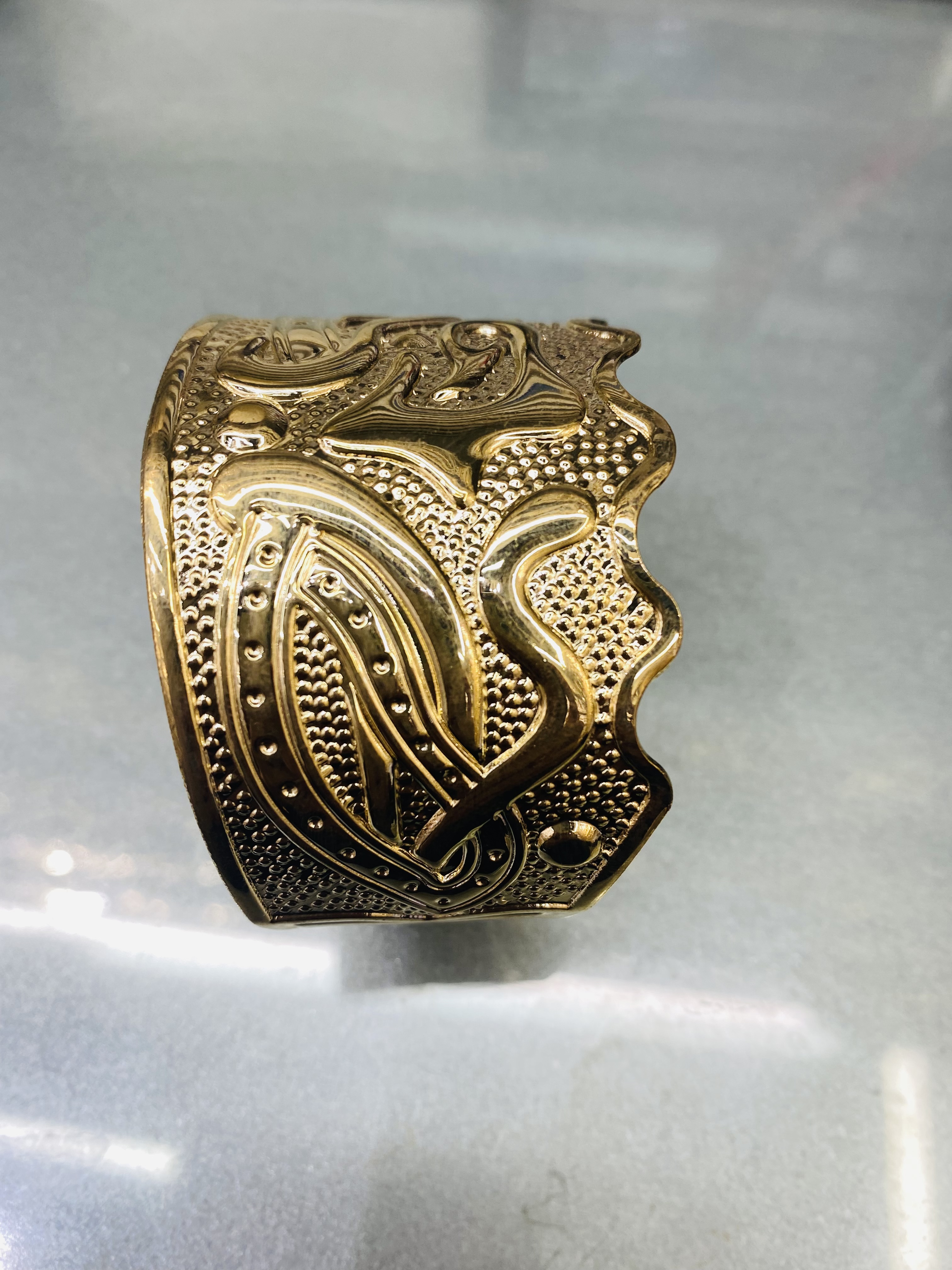 A wavy iron sheet printed bracelet Specification image