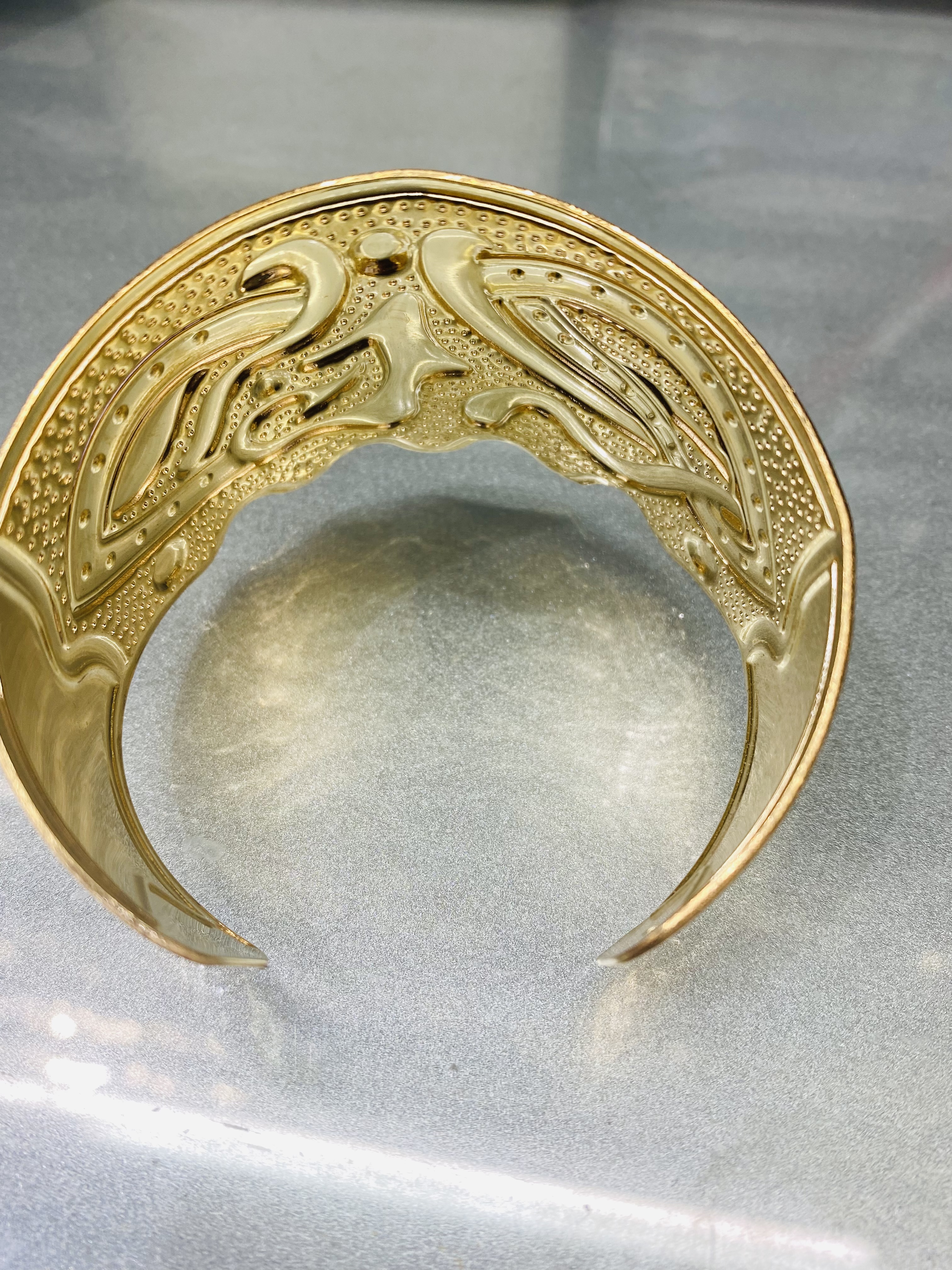 A wavy iron sheet printed bracelet details Picture