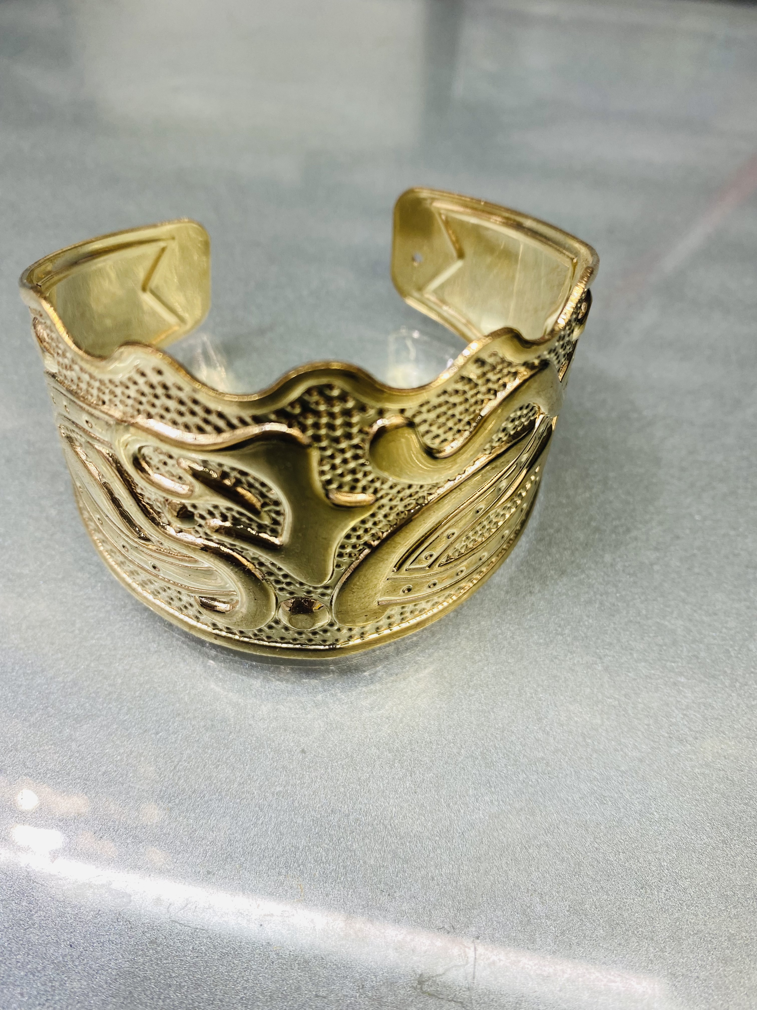 A wavy iron sheet printed bracelet