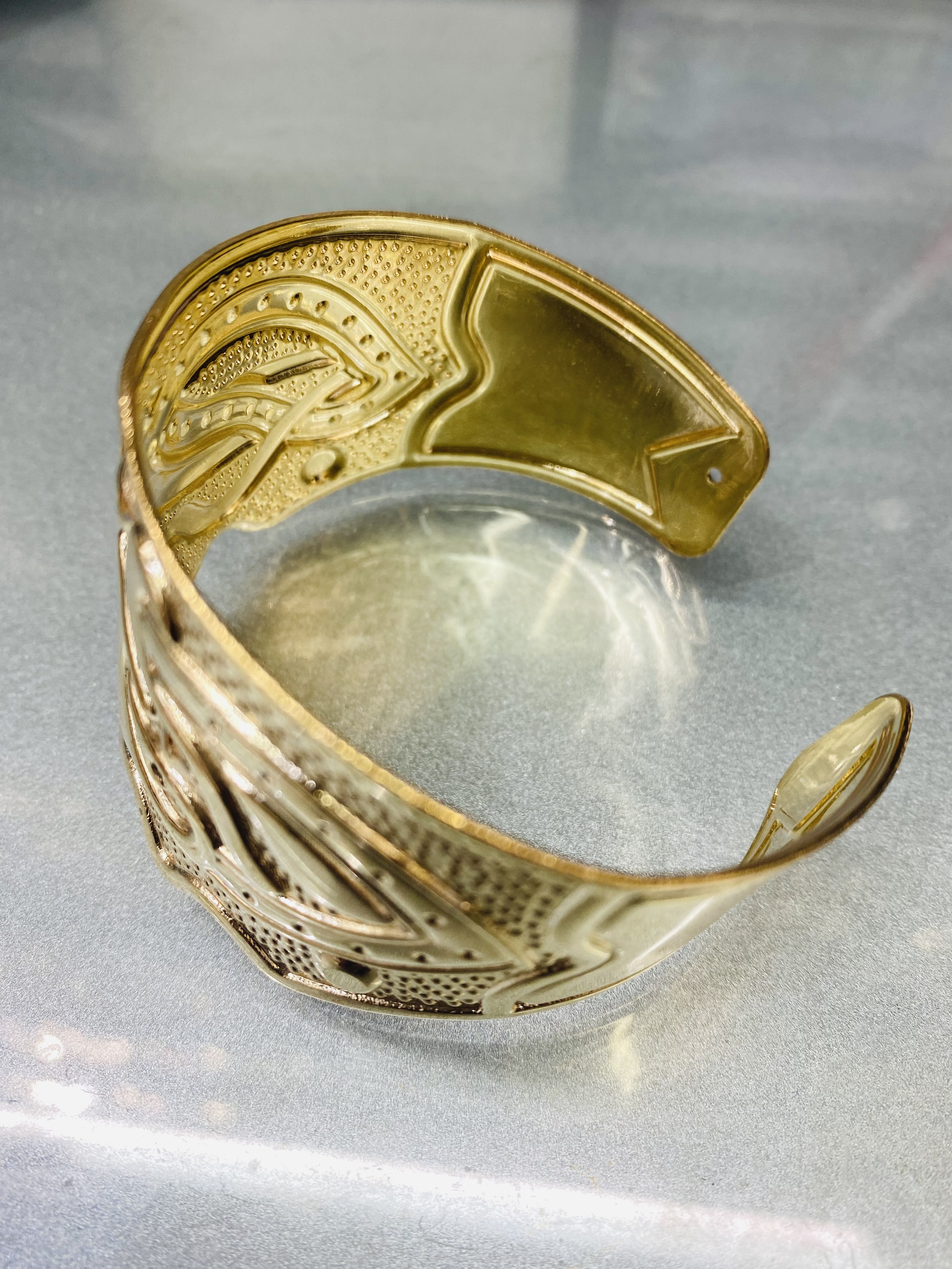 A wavy iron sheet printed bracelet Application Scenario