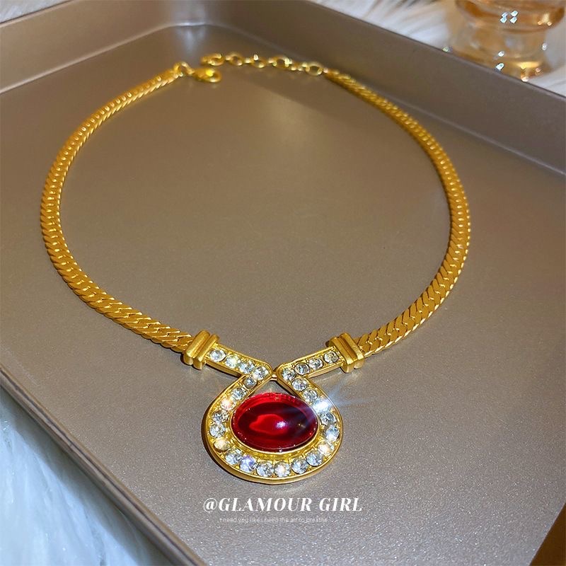 Necklace Application Scenario