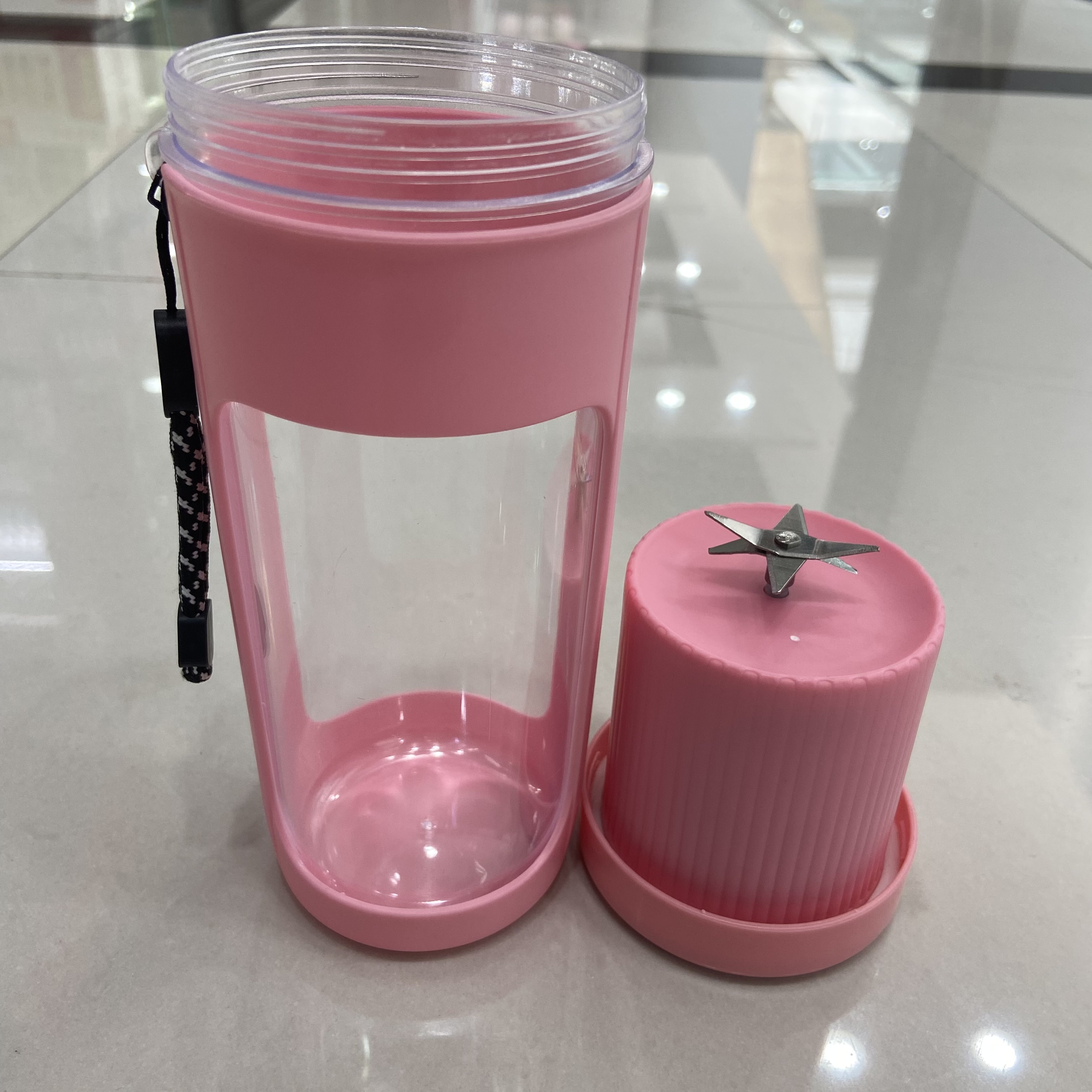 Large-capacity double-layer electric juicer cup, portable 6-blade head small juice cup, USB wireless charging juicer Application Scenario