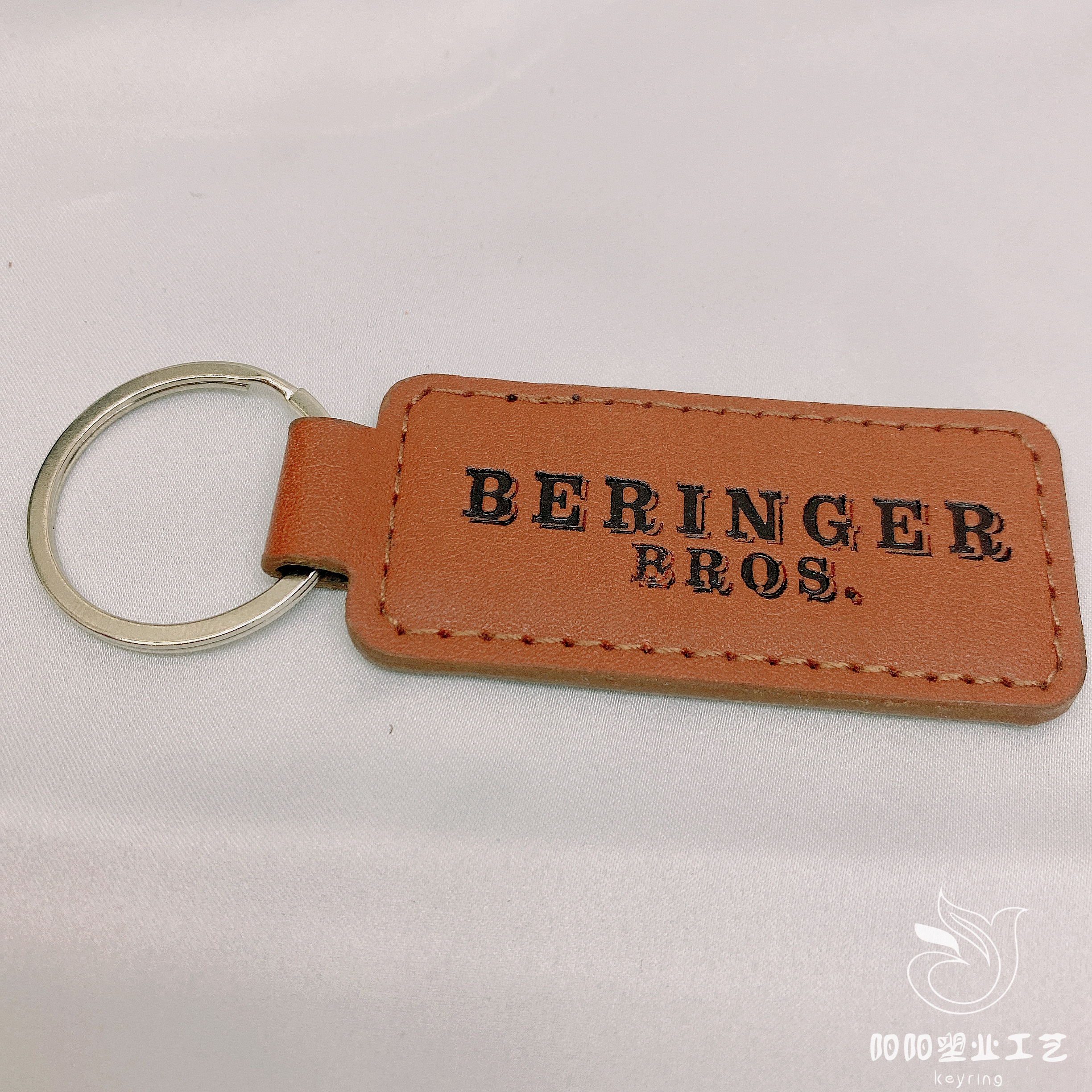 Factory direct supply of cowhide leather keychains, pu leather embossed simple keychain pendants, can be printed with logo Specification image