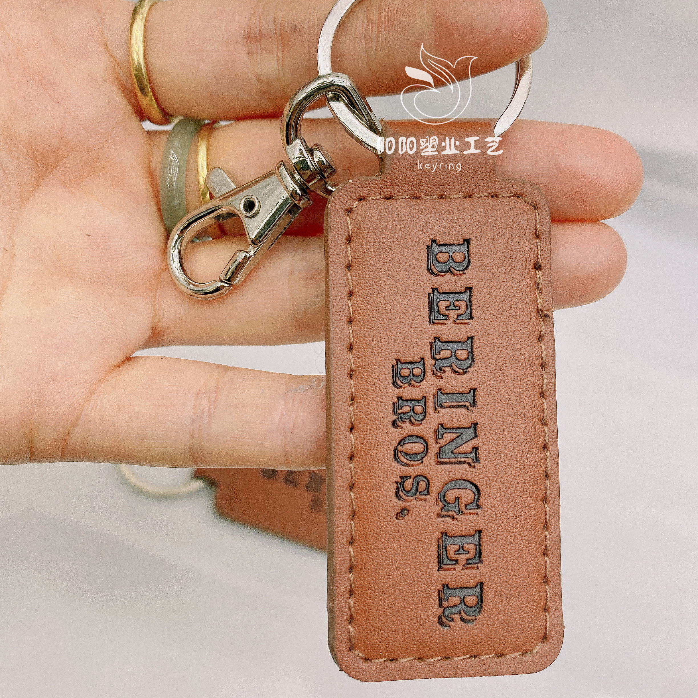 Factory direct supply of cowhide leather keychains, pu leather embossed simple keychain pendants, can be printed with logo Item Picture