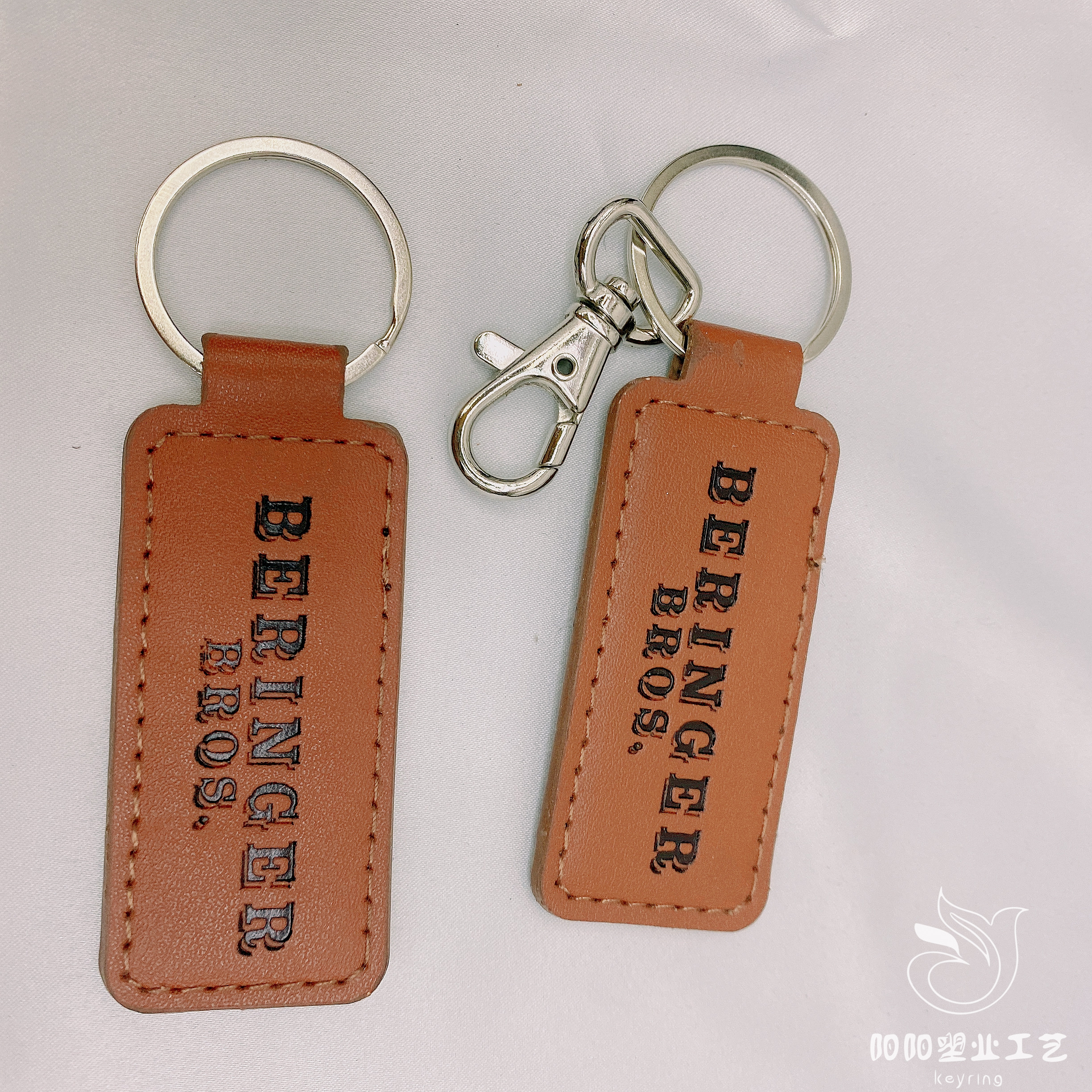 Factory direct supply of cowhide leather keychains, pu leather embossed simple keychain pendants, can be printed with logo Application Scenario