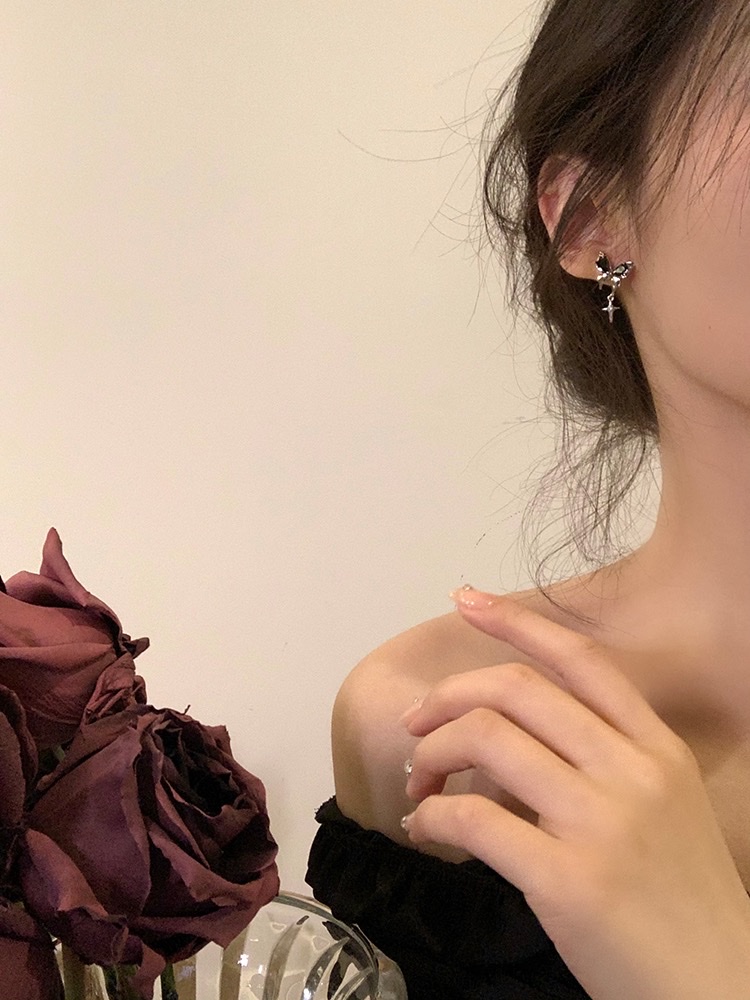 Sweet and cool retro black butterfly tassel earrings, light luxury and niche design sense, high-end ear studs, women's no-ear piercings, ear clips, earrings, elegant accessories Application Scenario