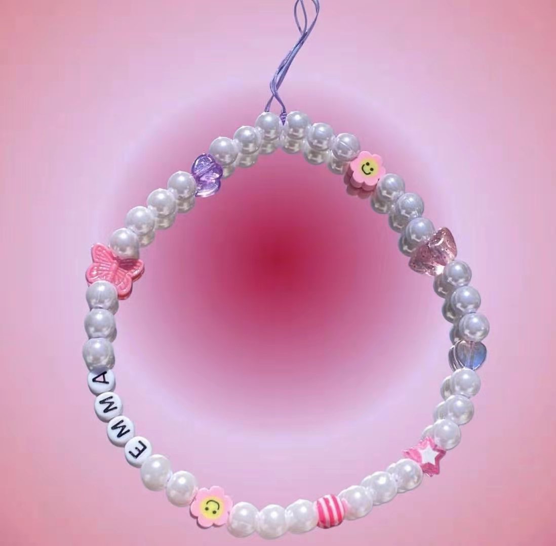 The mobile phone lanyard is decorated with soft ceramic letters, and the wrist is made of anti-loss acrylic beads in a cute cartoon style