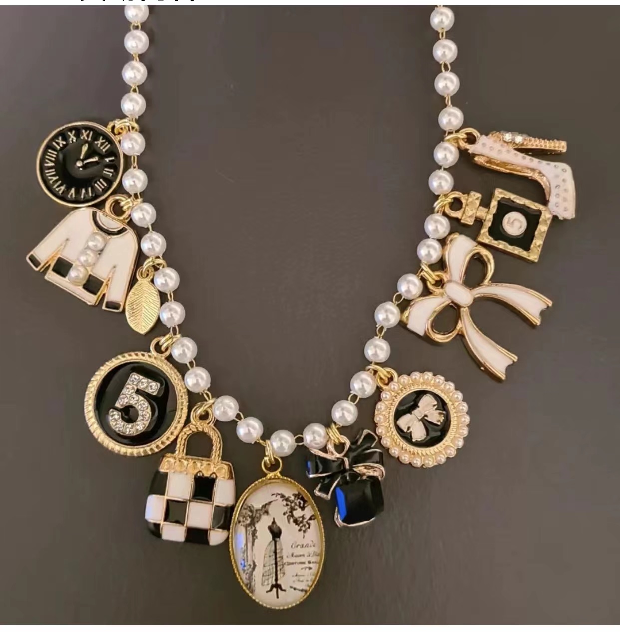 A fashionable alloy pearl copper handcrafted necklace in Europe and America