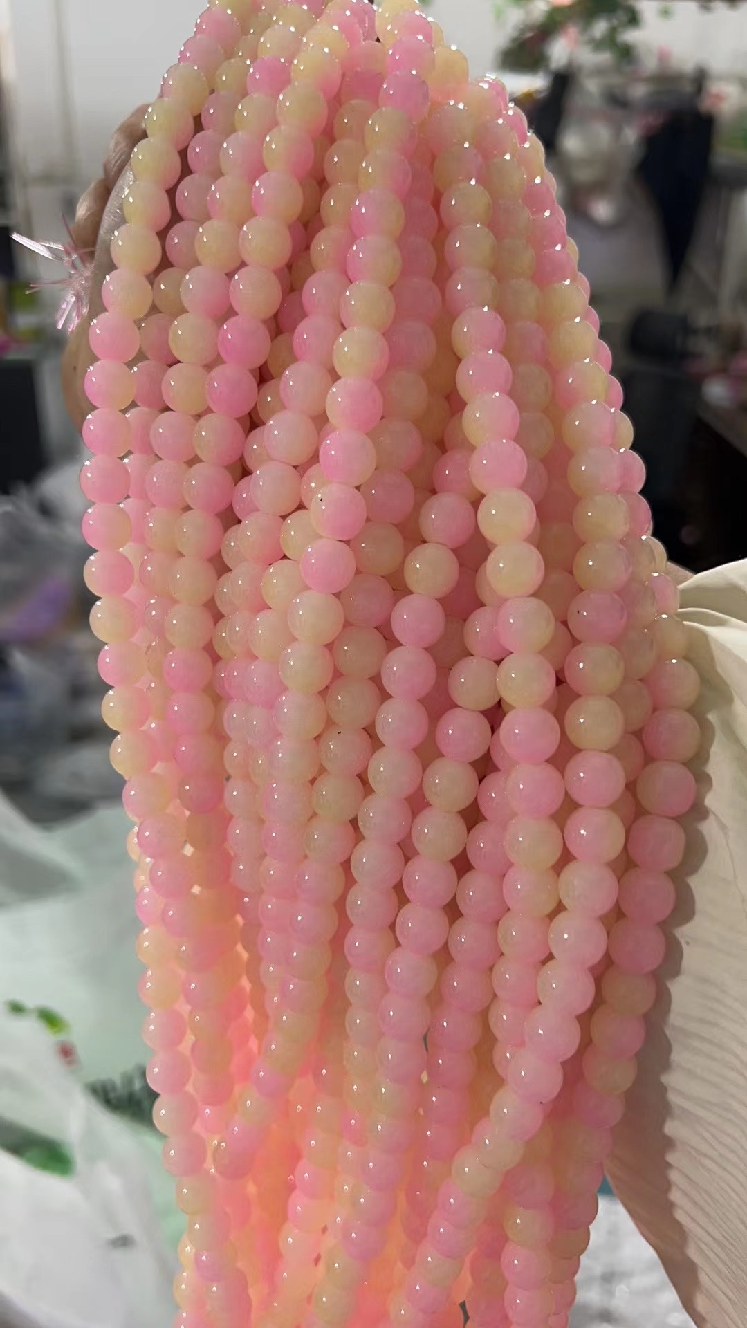 Live-streaming bestseller card: 10mm glass imitation jade bead gradient two-color round bead material DIY bracelet, necklace, hairpin and accessory Application Scenario