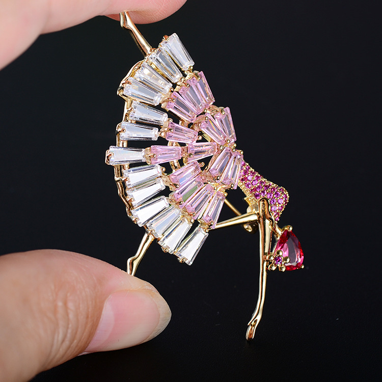 053 Korean version fashionable and elegant snowflake trend European and American style round brooch, cute, simple and individual fashionable and cute women's accessory clothing accessory brooch Application Scenario