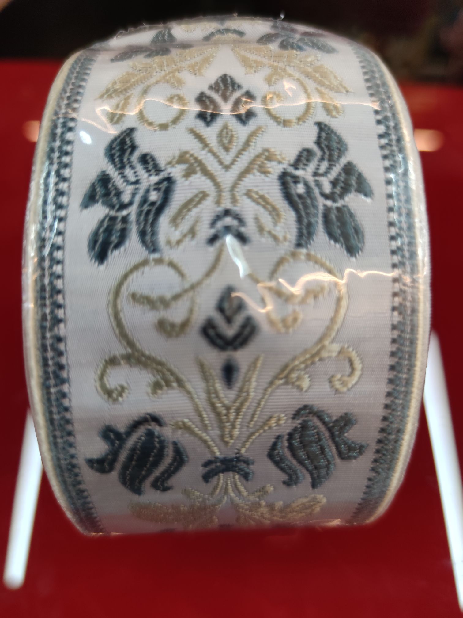 Factory direct sales, wholesale and retail of high-end non-woven fabric embroidery lace from Yiwu