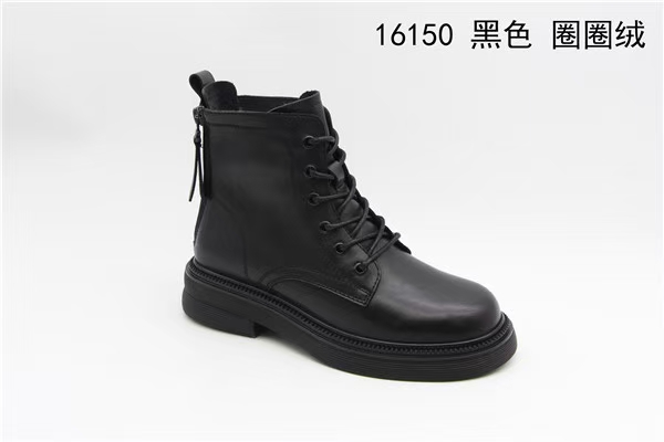 Ladies' Dr. Martens boots detail image 1