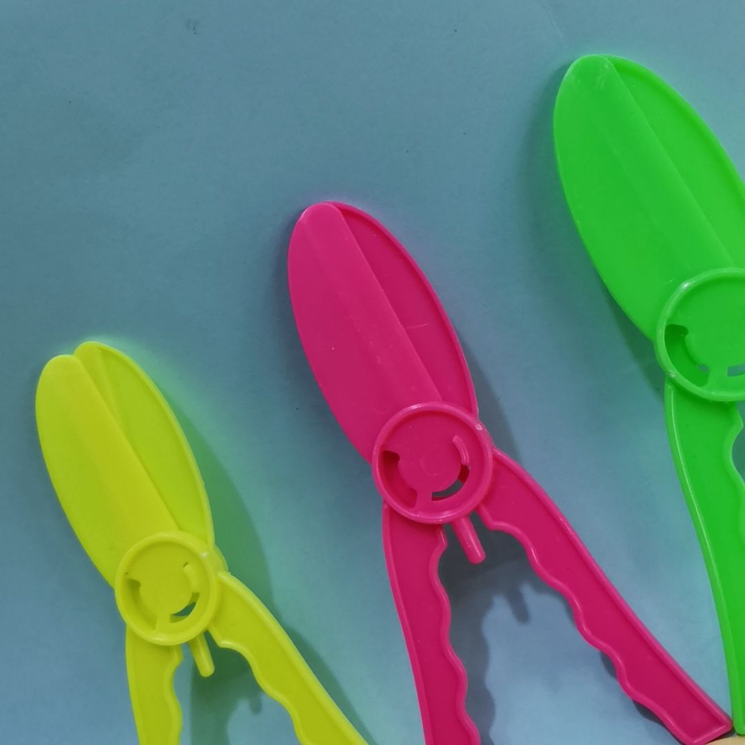 塑料玩具白底实物图