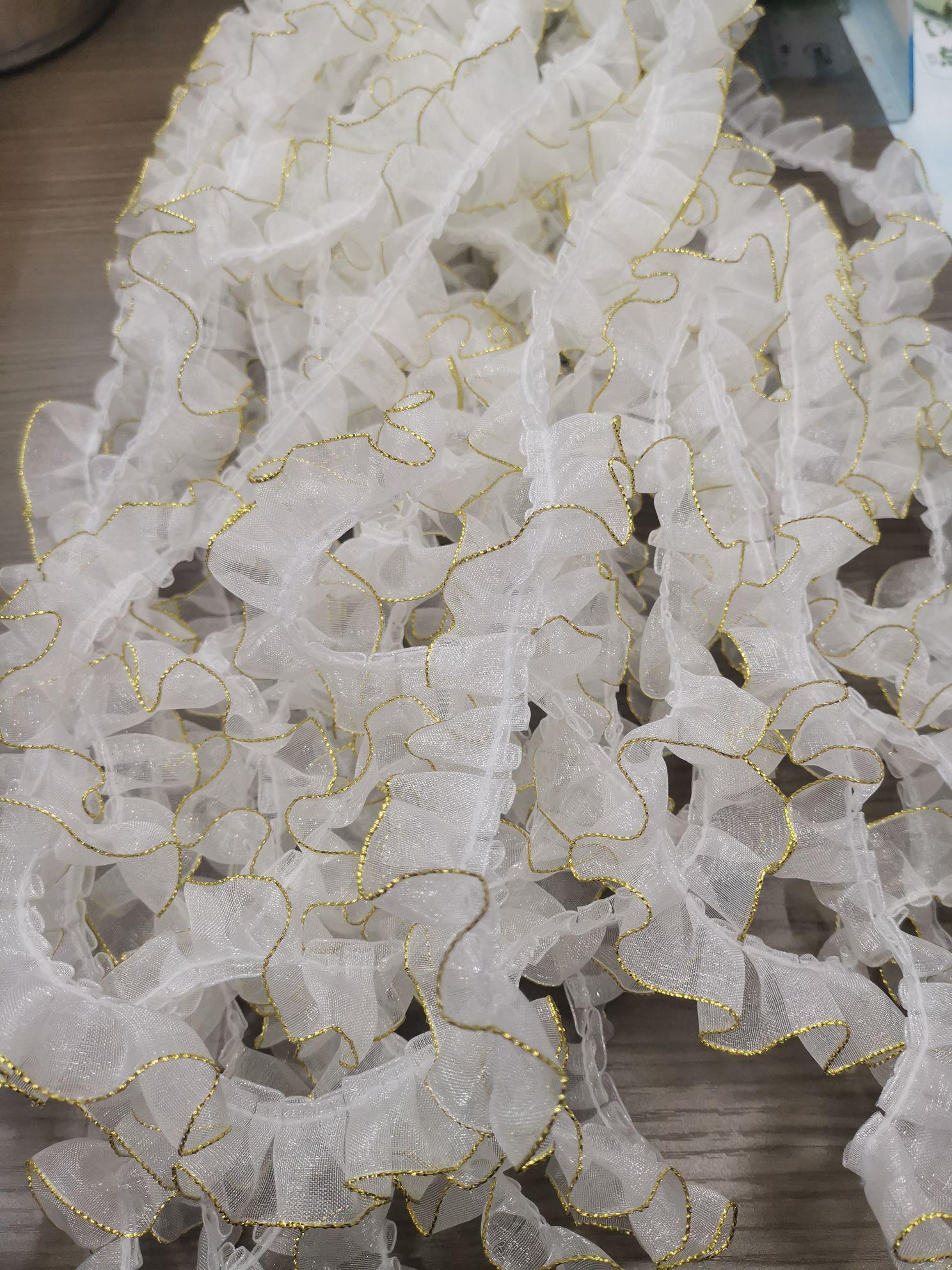 A 6-point single gold edge